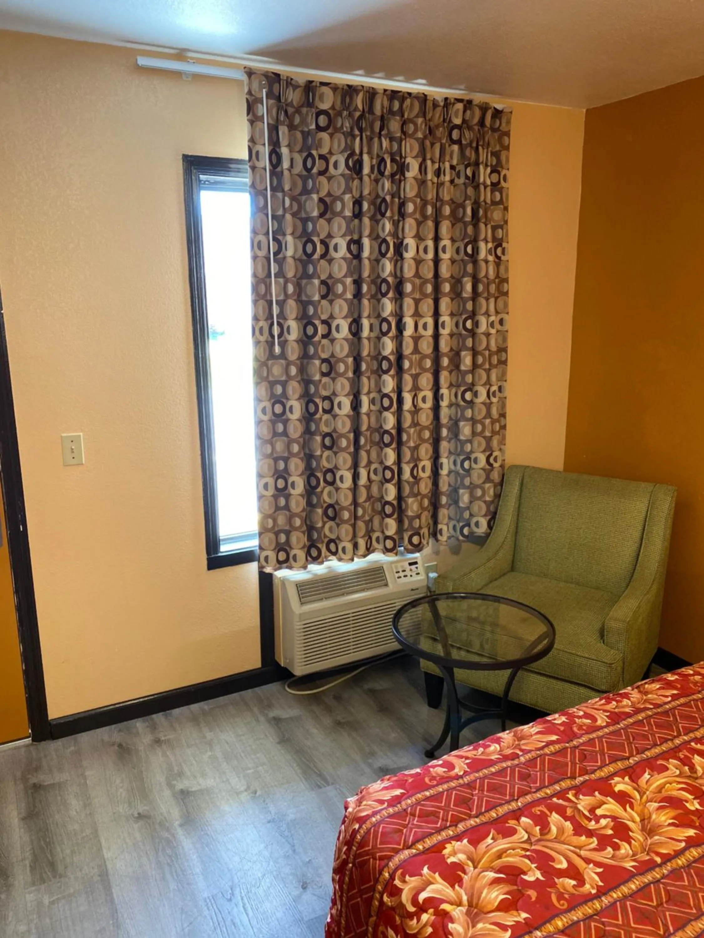 Seating area, Bed in Deluxe Inn Hardeeville