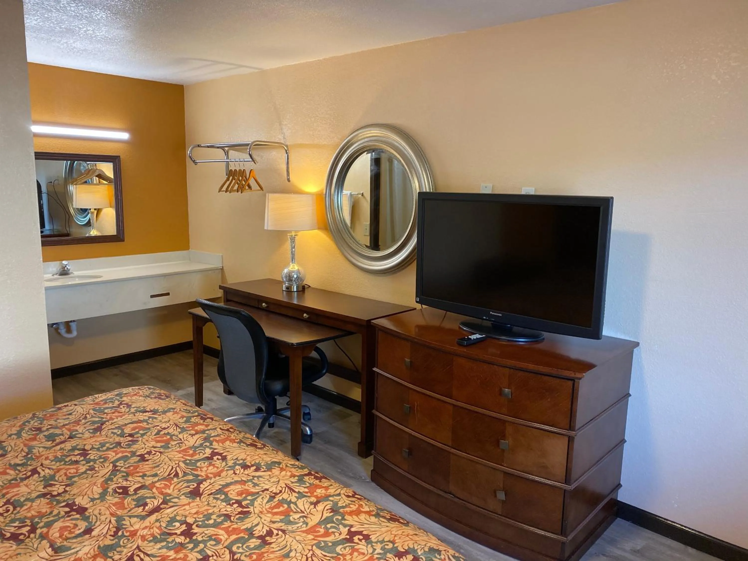 TV and multimedia in Deluxe Inn Hardeeville
