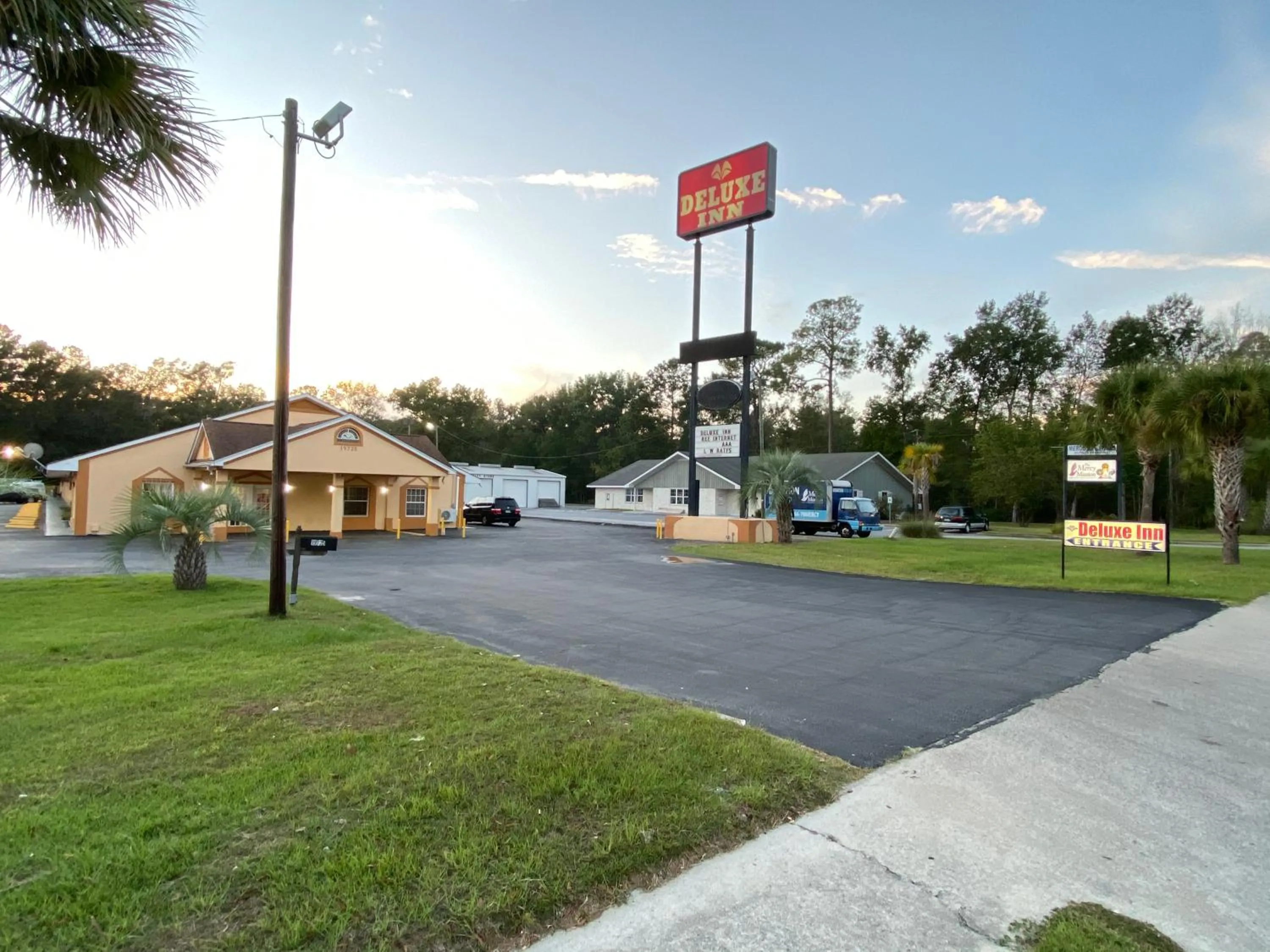 Facade/entrance in Deluxe Inn Hardeeville