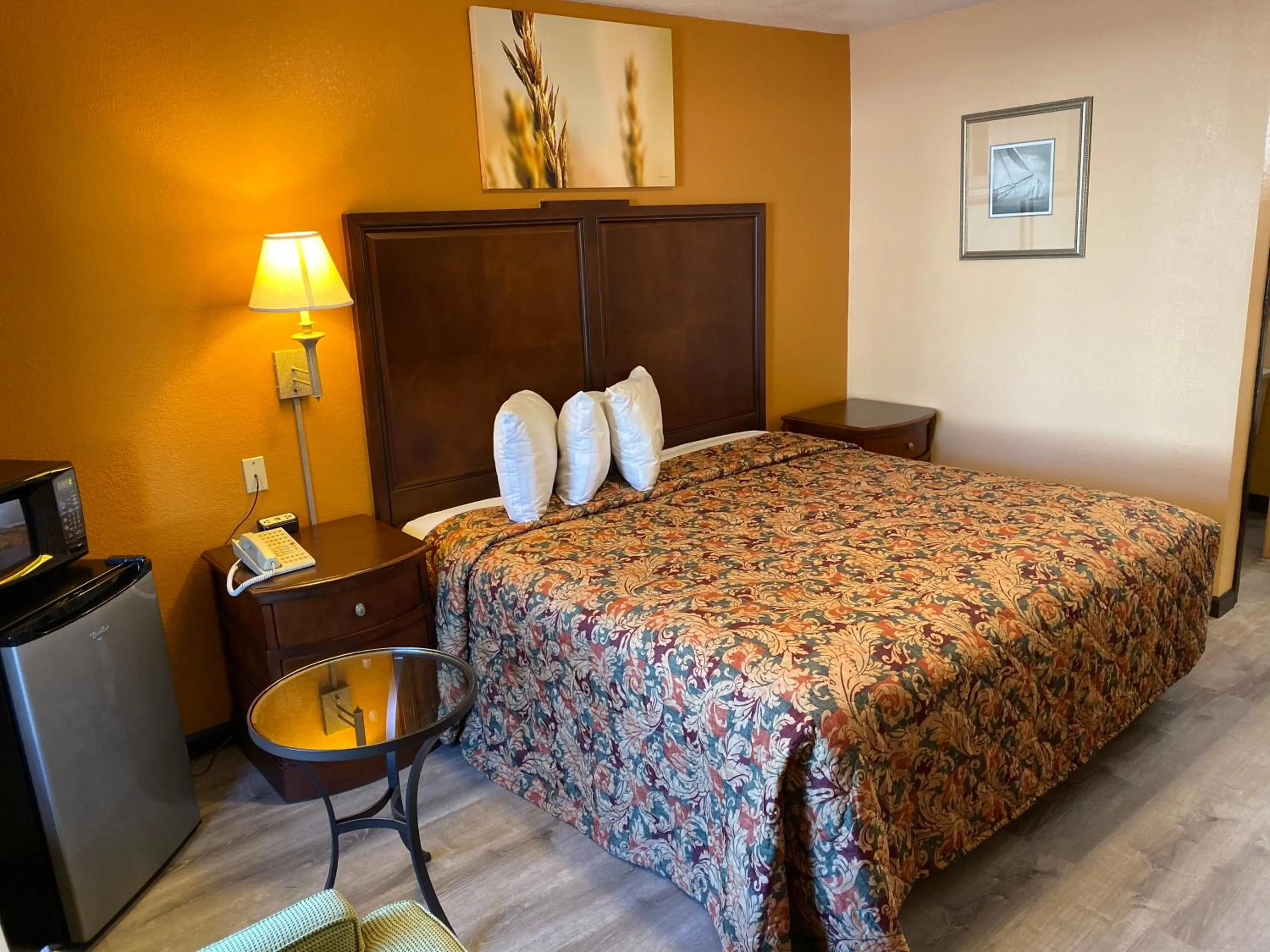 Photo of the whole room, Bed in Deluxe Inn Hardeeville