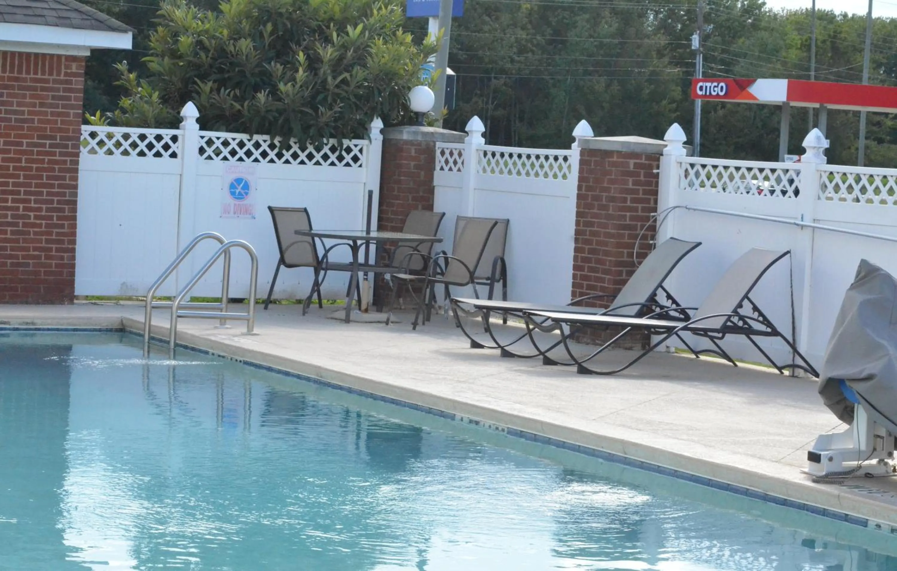 Swimming pool in Home Inn & Suites