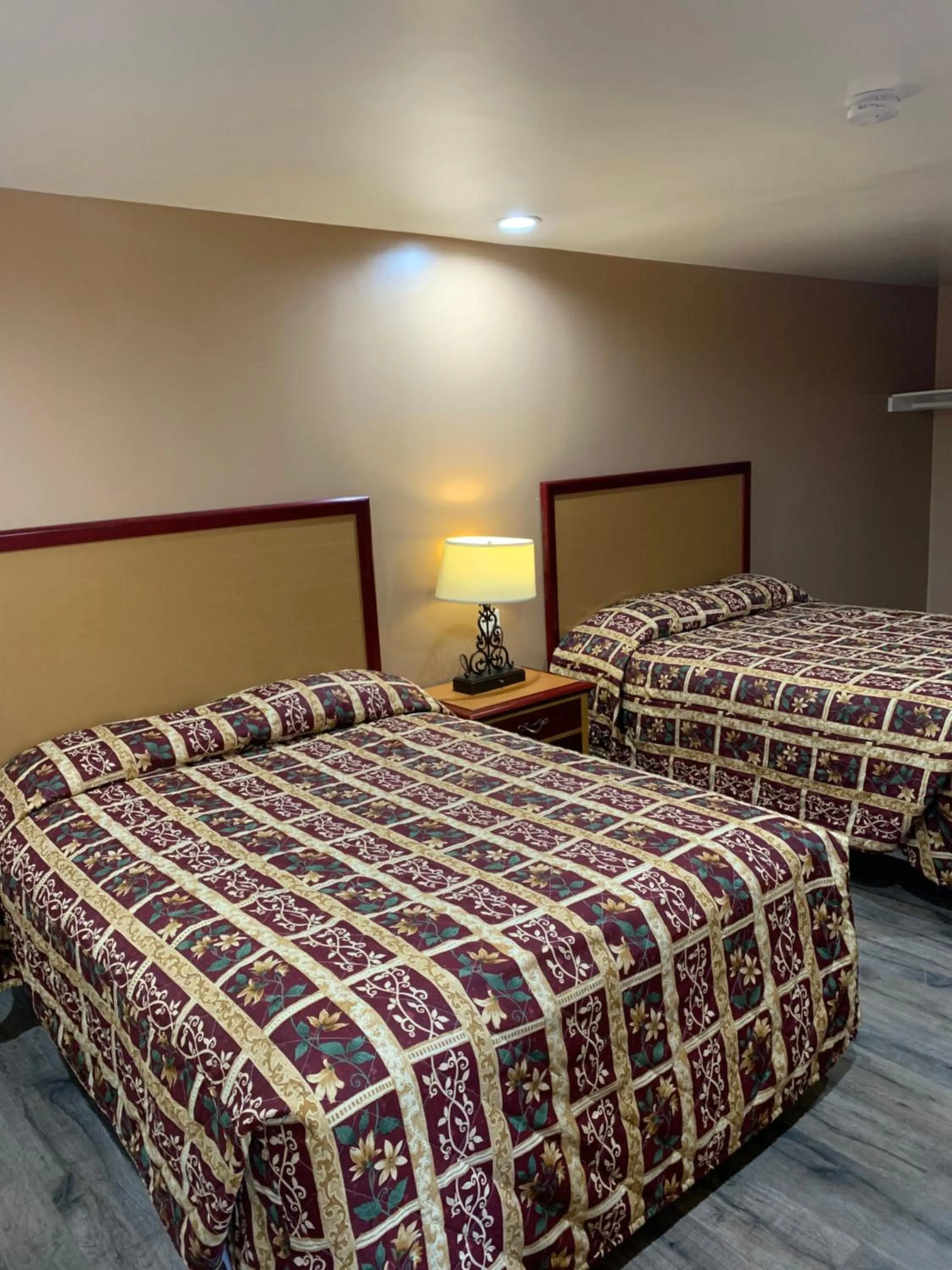 Photo of the whole room, Bed in Budget Inn Motel