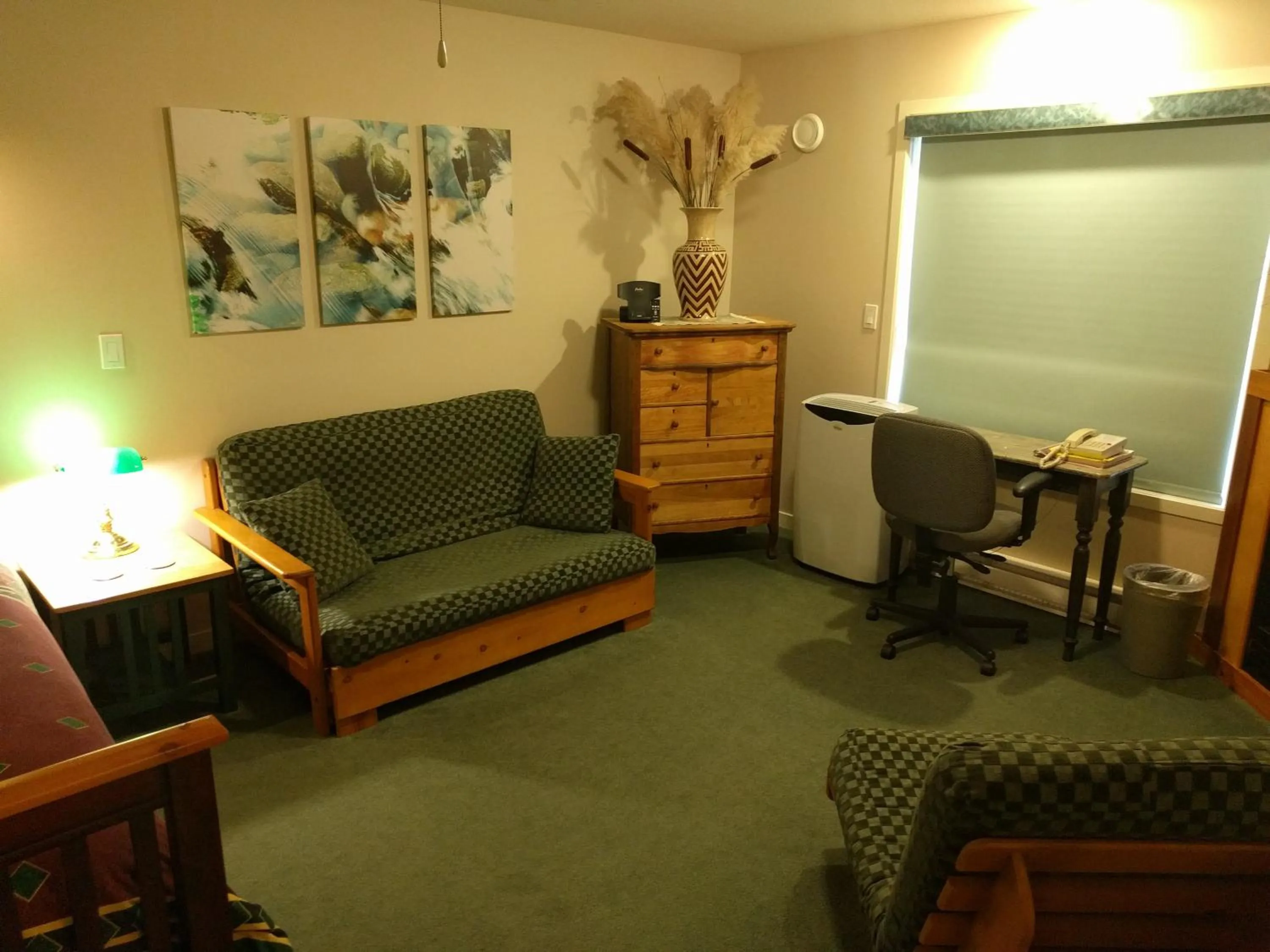 Cedar Wood Lodge Bed & Breakfast Inn