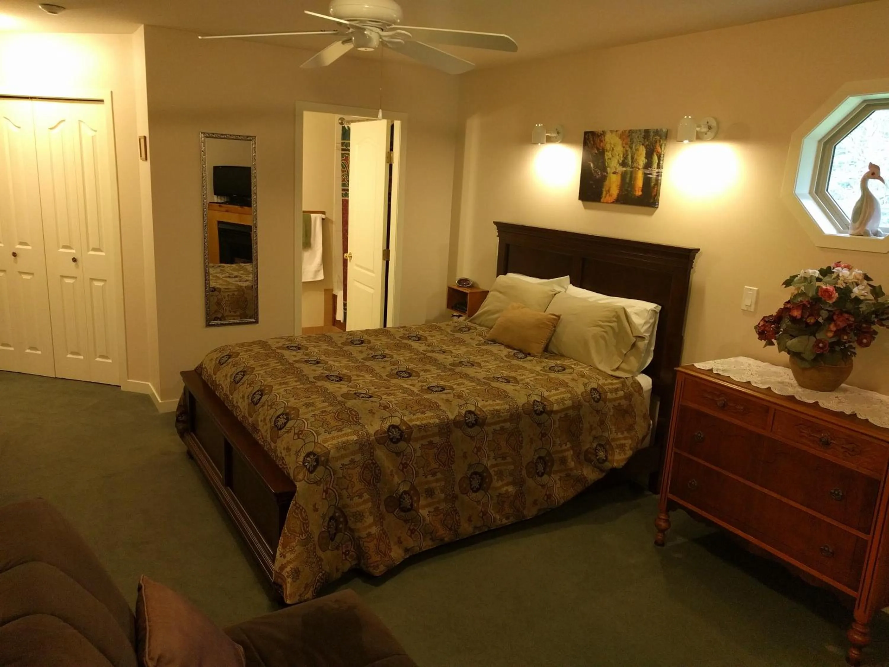 Cedar Wood Lodge Bed & Breakfast Inn