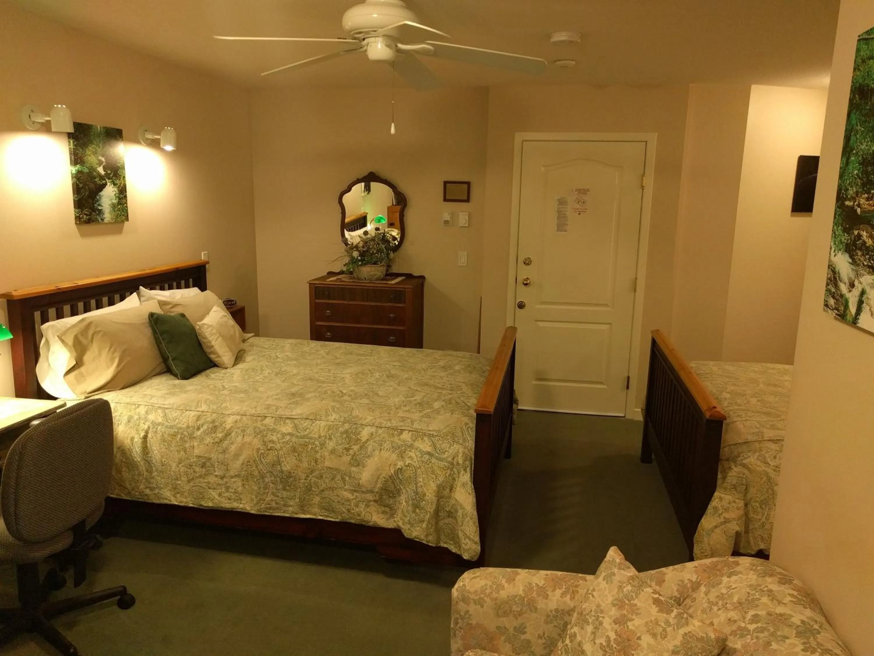 Cedar Wood Lodge Bed & Breakfast Inn