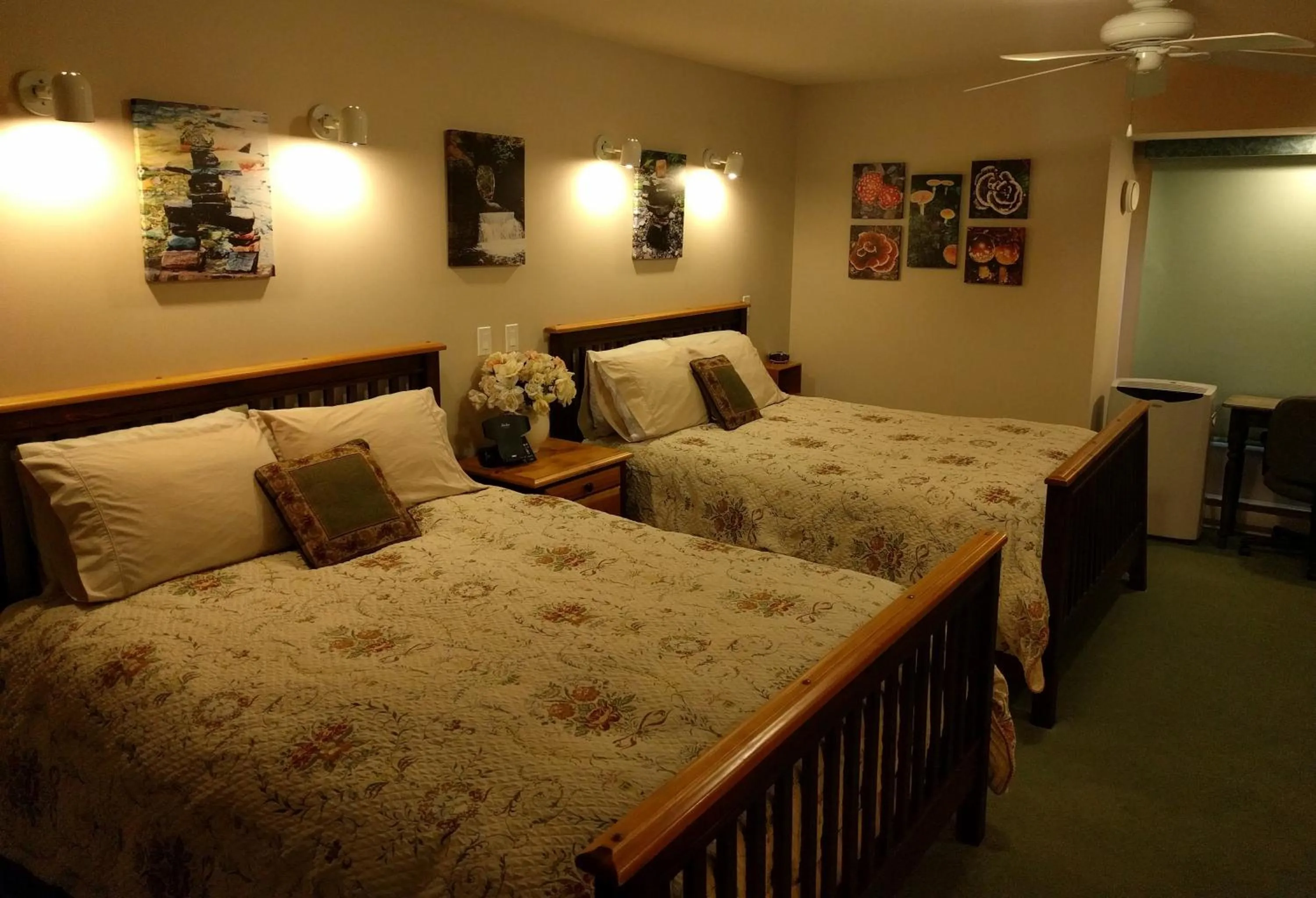 Photo of the whole room in Cedar Wood Lodge Bed & Breakfast Inn