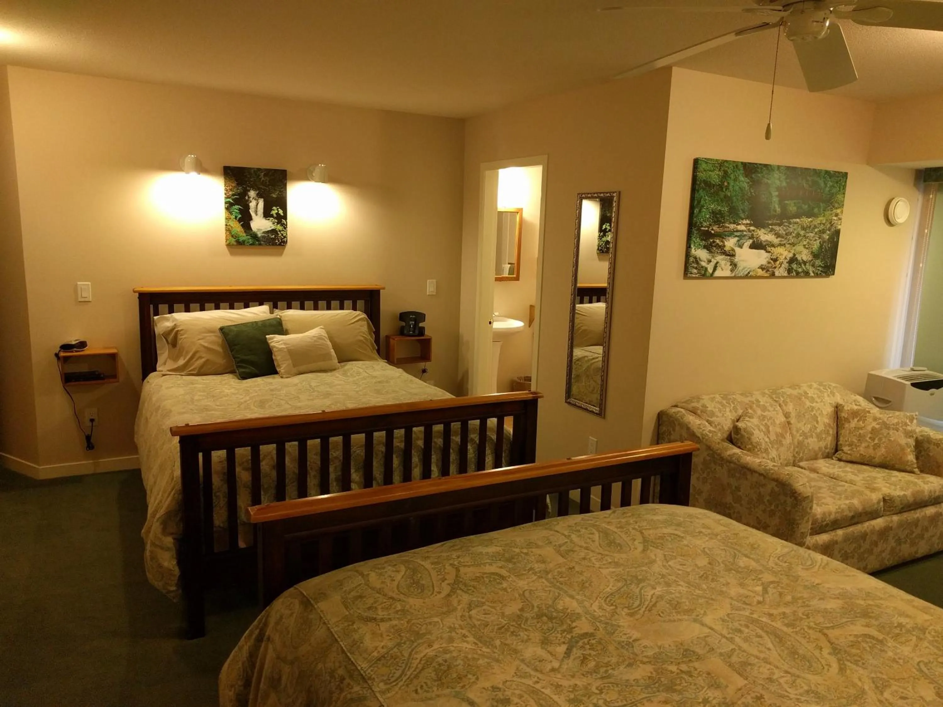 Cedar Wood Lodge Bed & Breakfast Inn