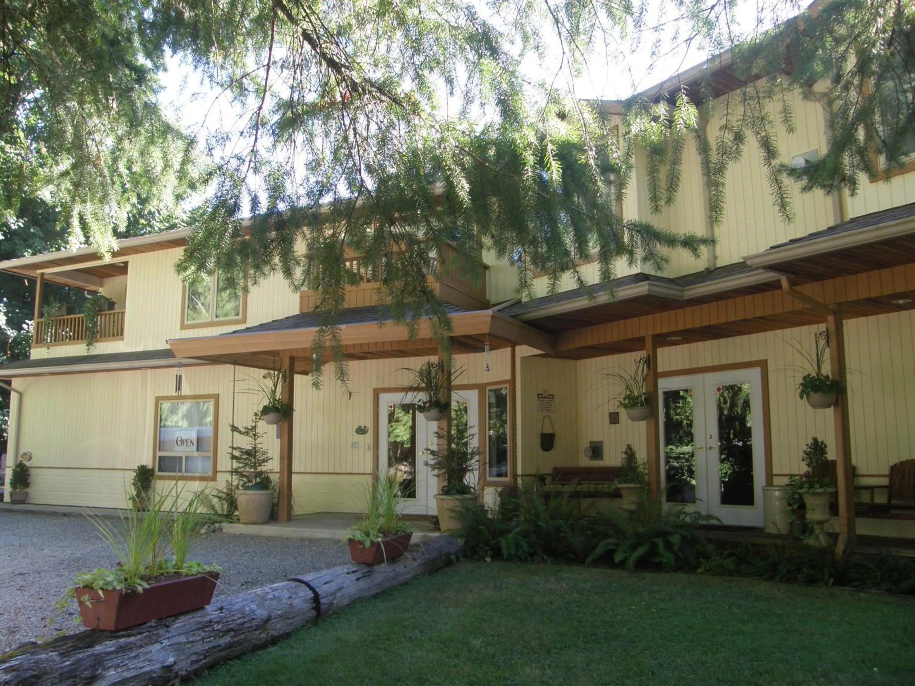 Cedar Wood Lodge Bed & Breakfast Inn