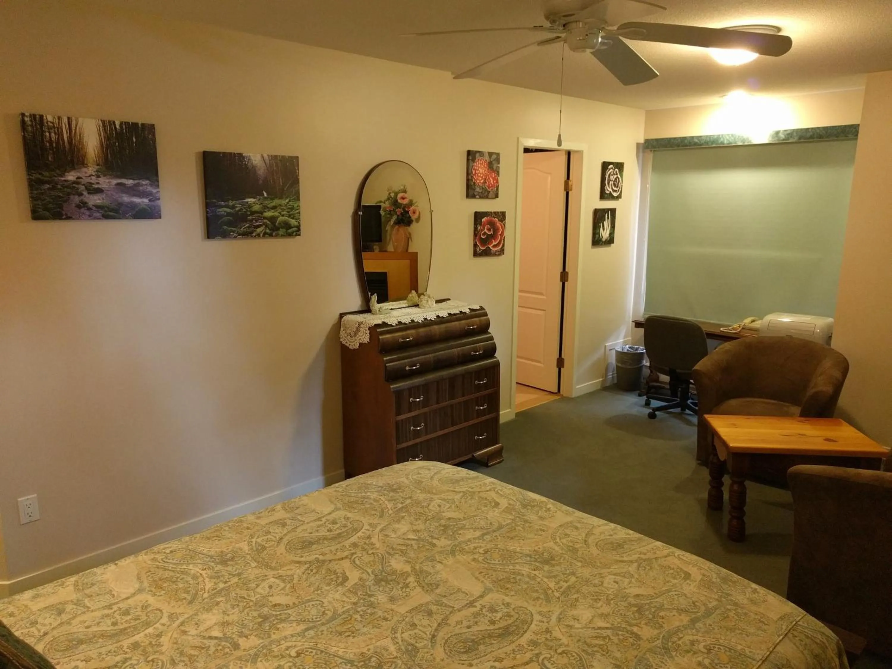 Cedar Wood Lodge Bed & Breakfast Inn