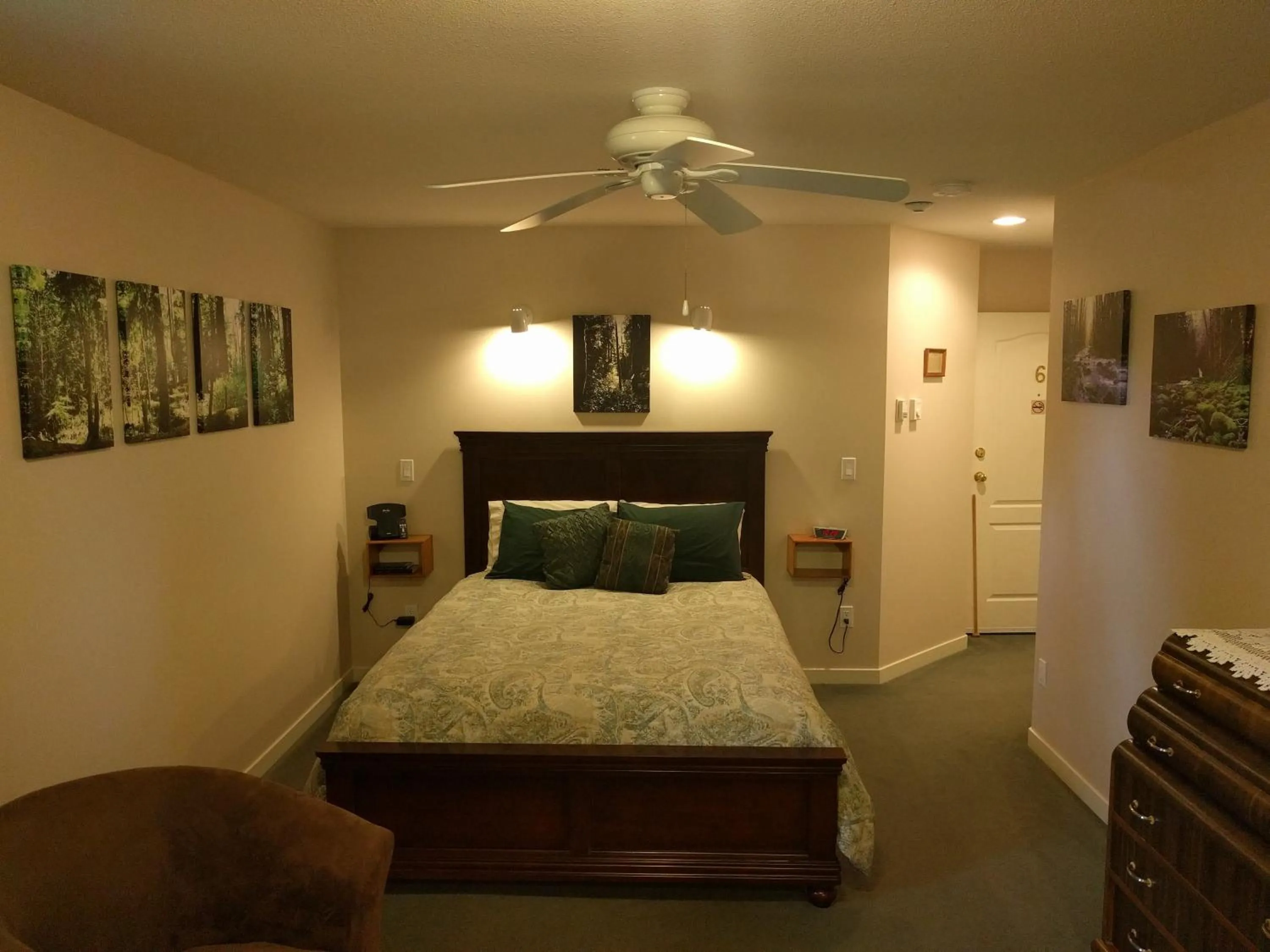 Cedar Wood Lodge Bed & Breakfast Inn