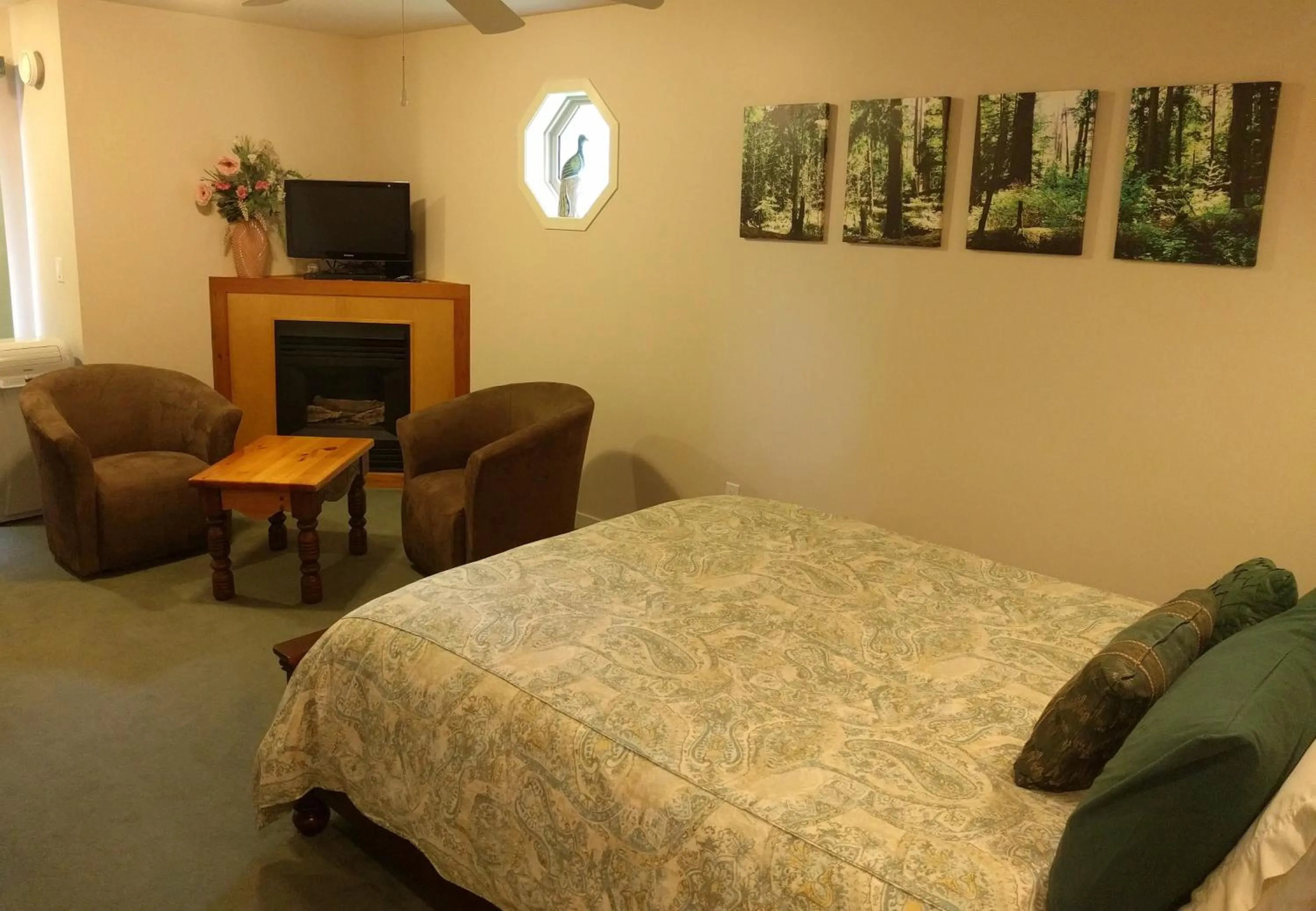 Cedar Wood Lodge Bed & Breakfast Inn