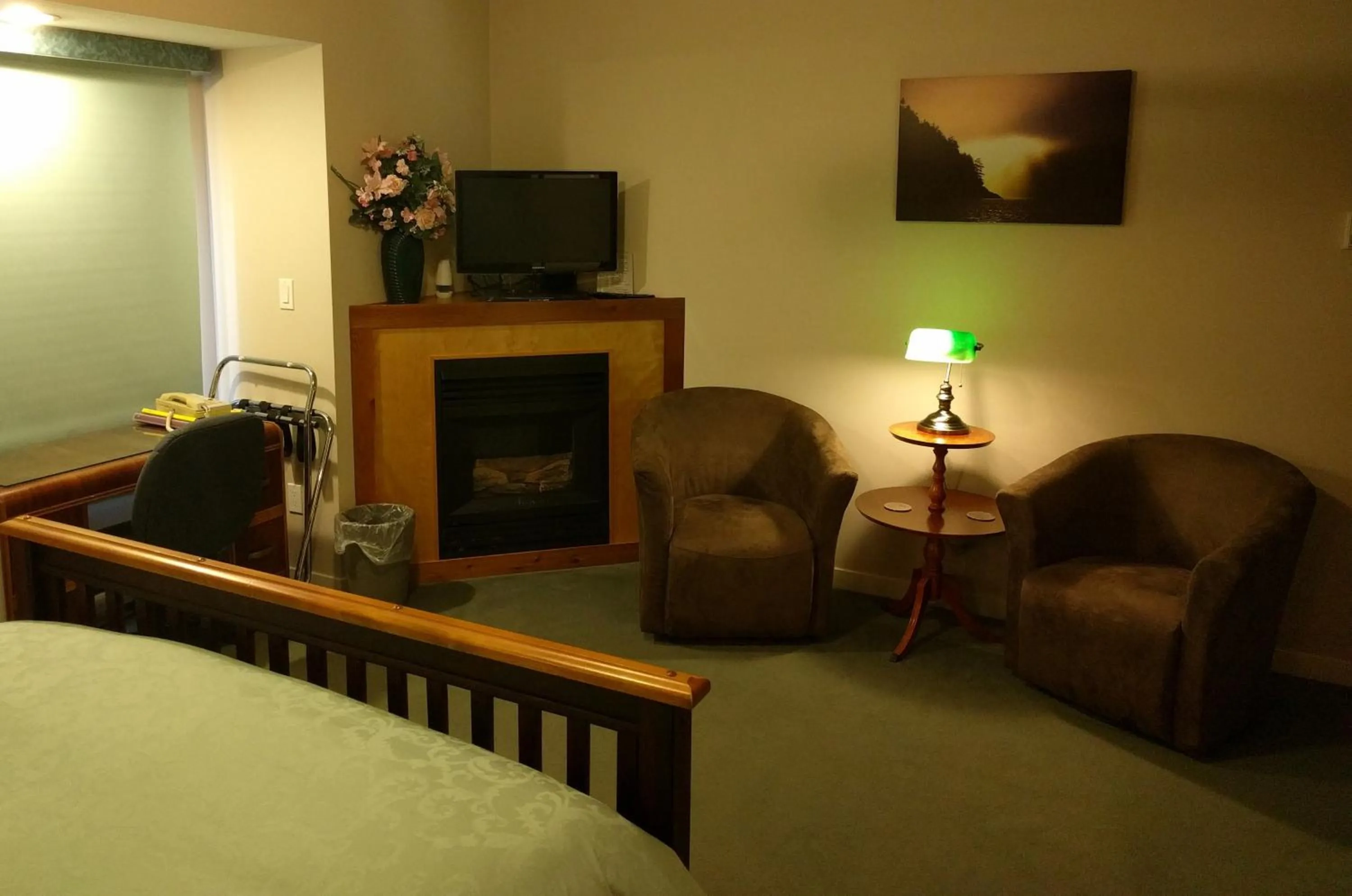 Cedar Wood Lodge Bed & Breakfast Inn