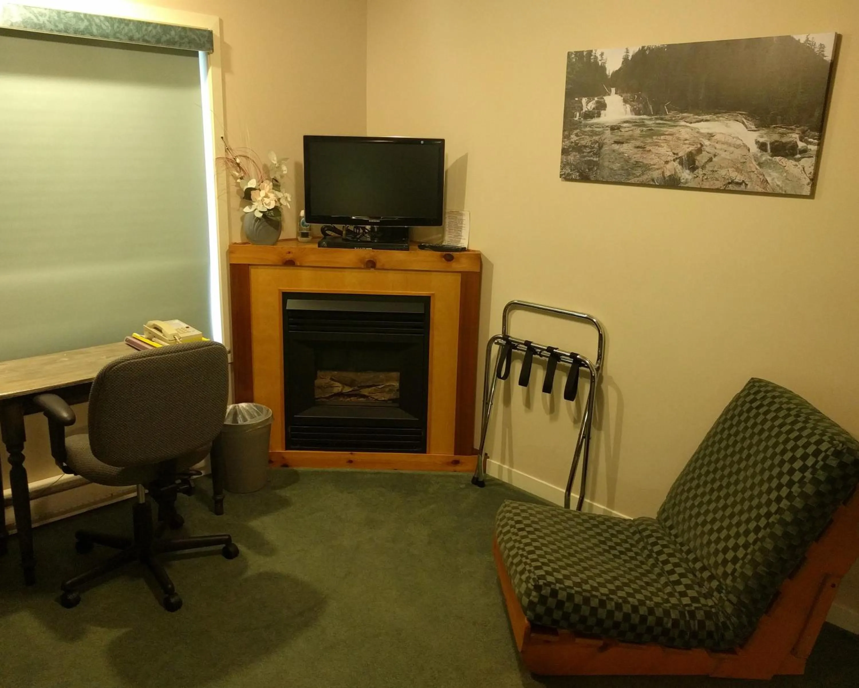 Cedar Wood Lodge Bed & Breakfast Inn