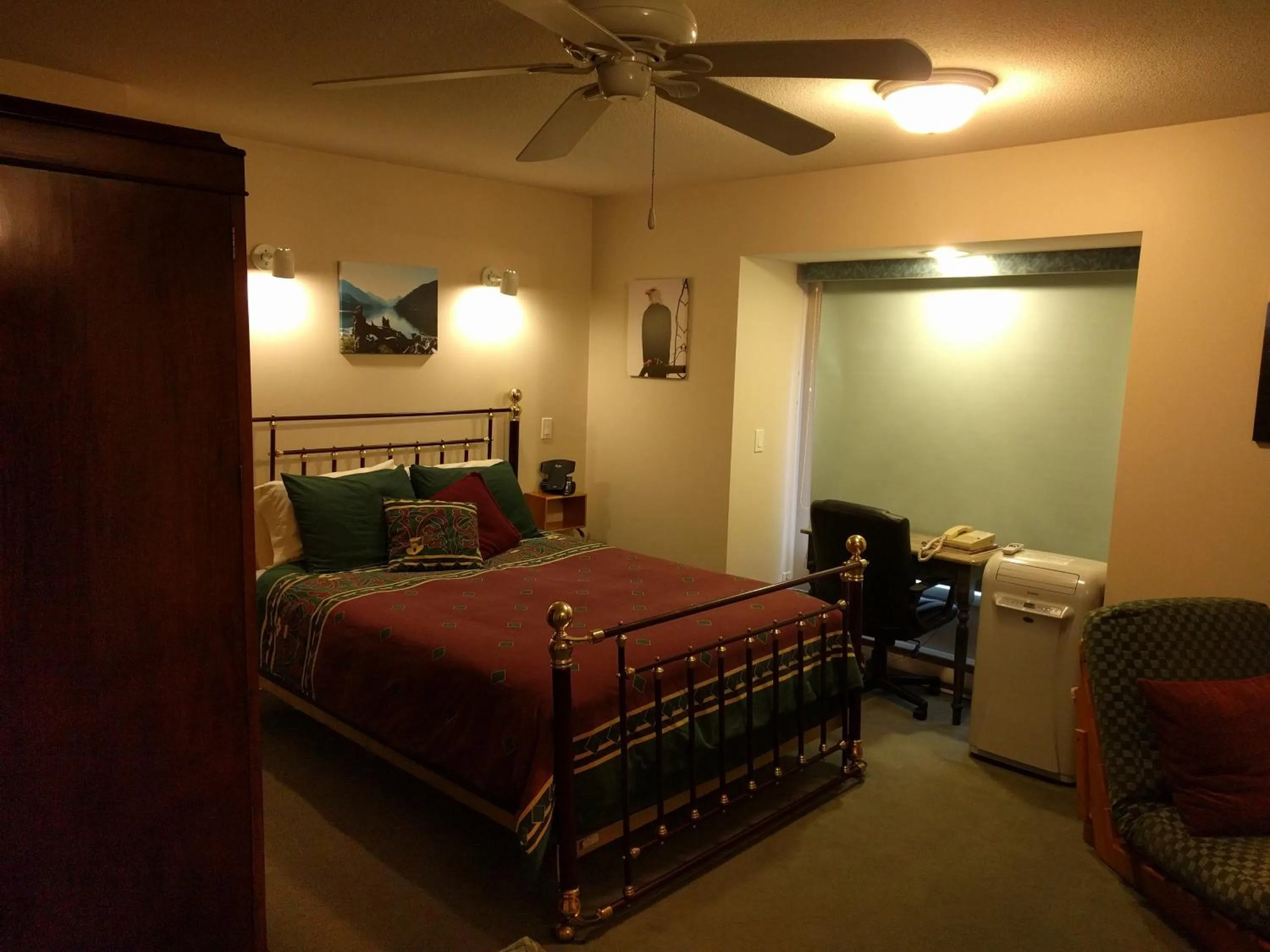 Cedar Wood Lodge Bed & Breakfast Inn