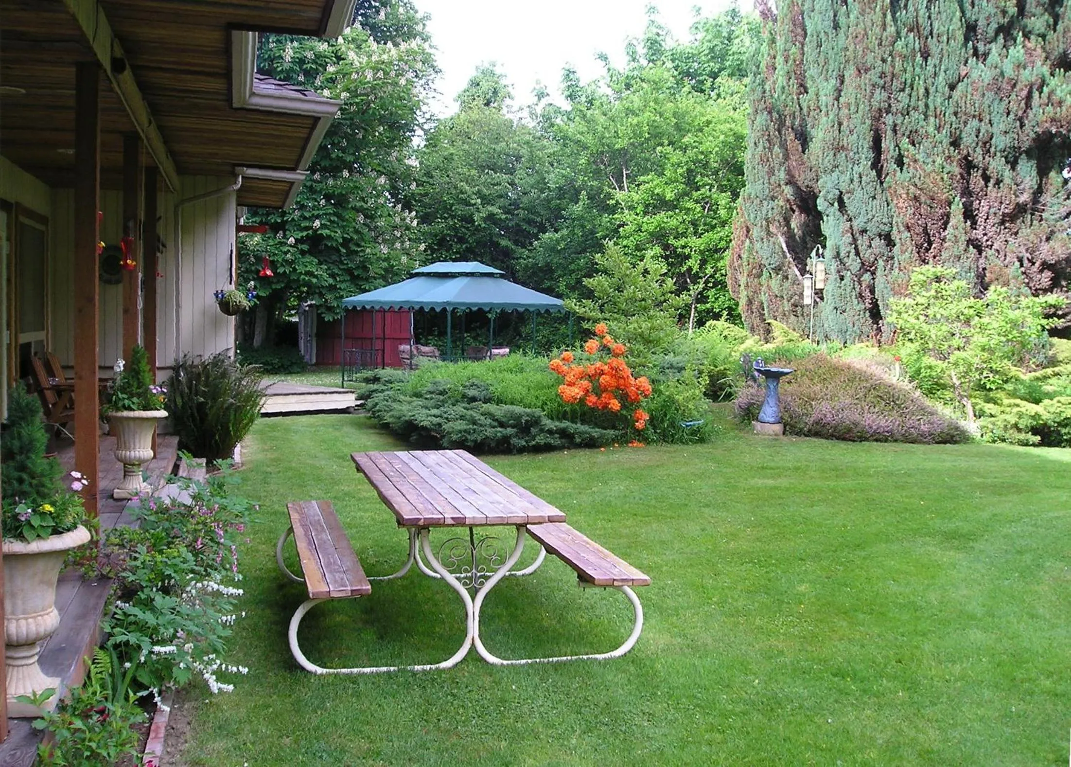 Garden in Cedar Wood Lodge Bed & Breakfast Inn