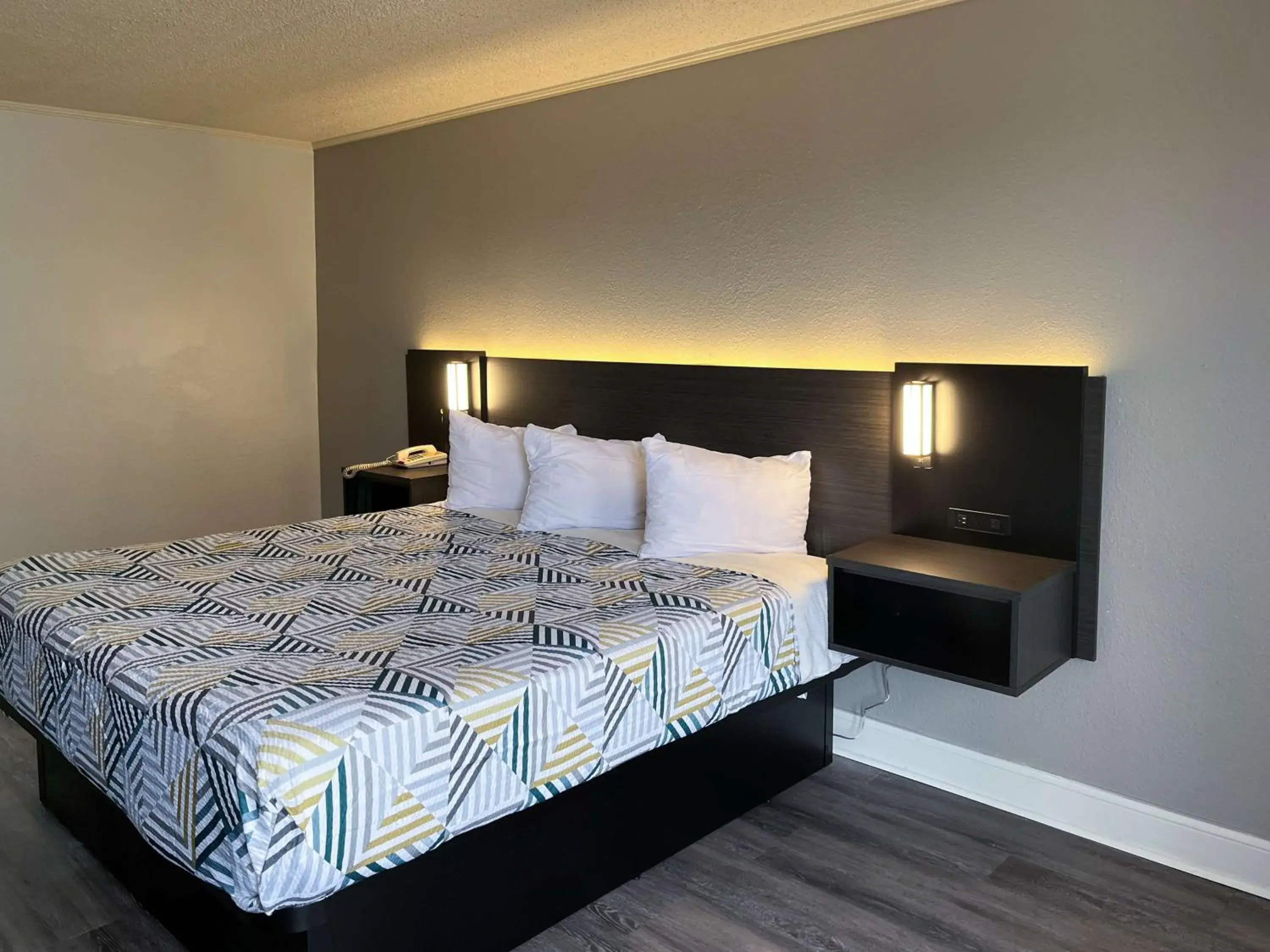 Photo of the whole room, Bed in Studio 6 Suites Perry, GA Photo of the whole room, Bed in Studio 6 Suites Perry, GA