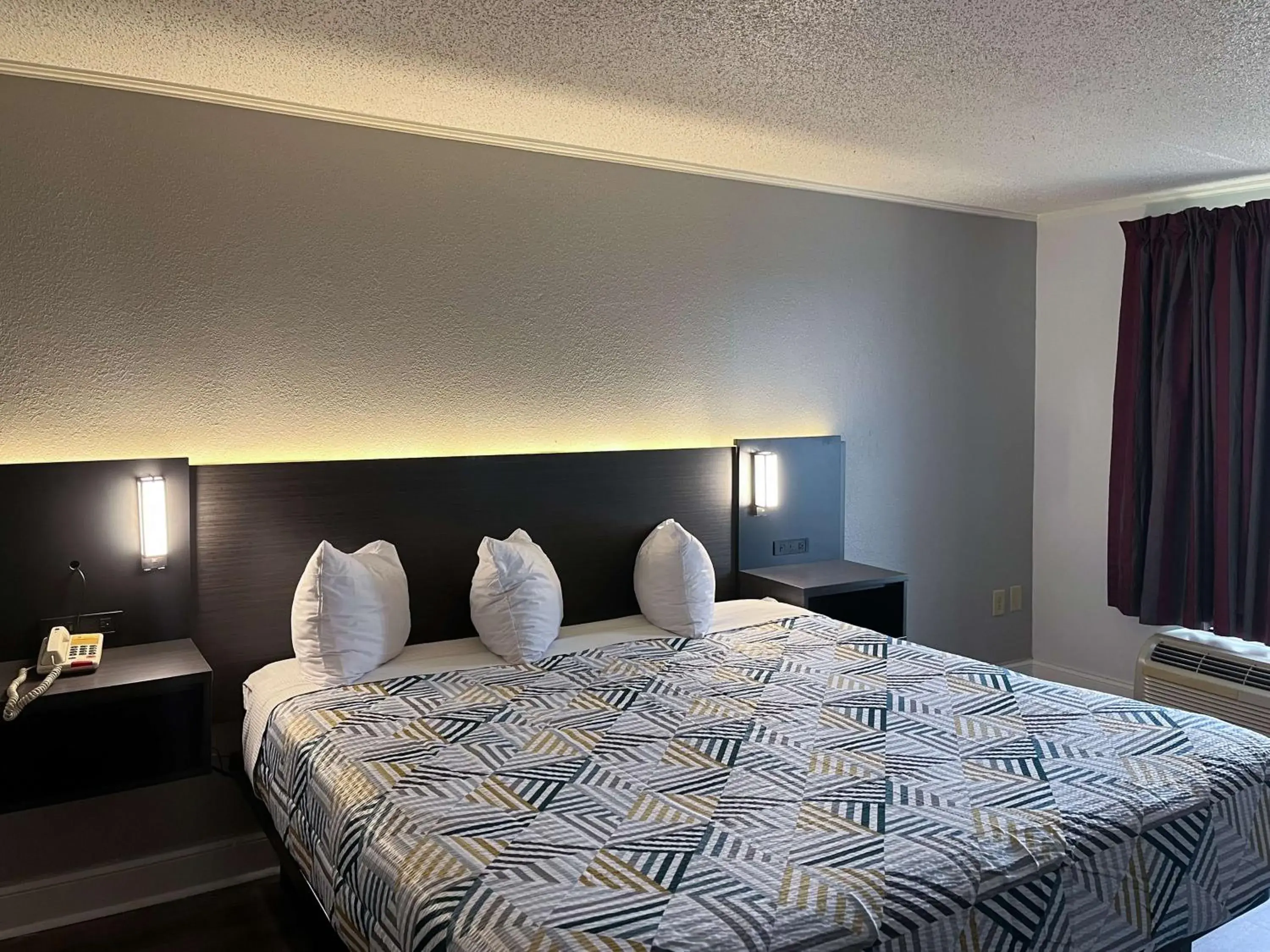 Photo of the whole room, Bed in Studio 6 Suites Perry, GA Photo of the whole room, Bed in Studio 6 Suites Perry, GA