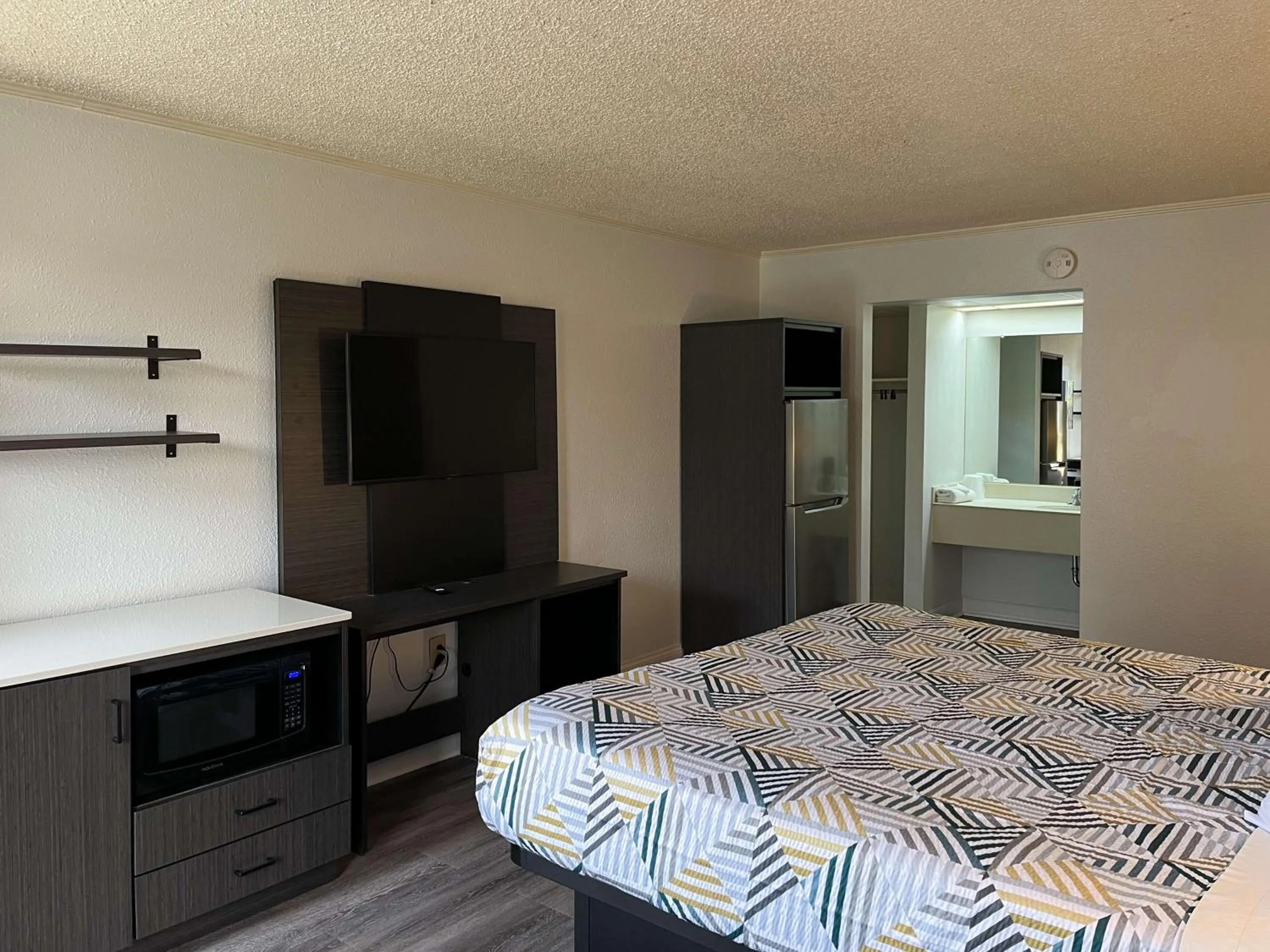 Photo of the whole room, Bed in Studio 6 Suites Perry, GA