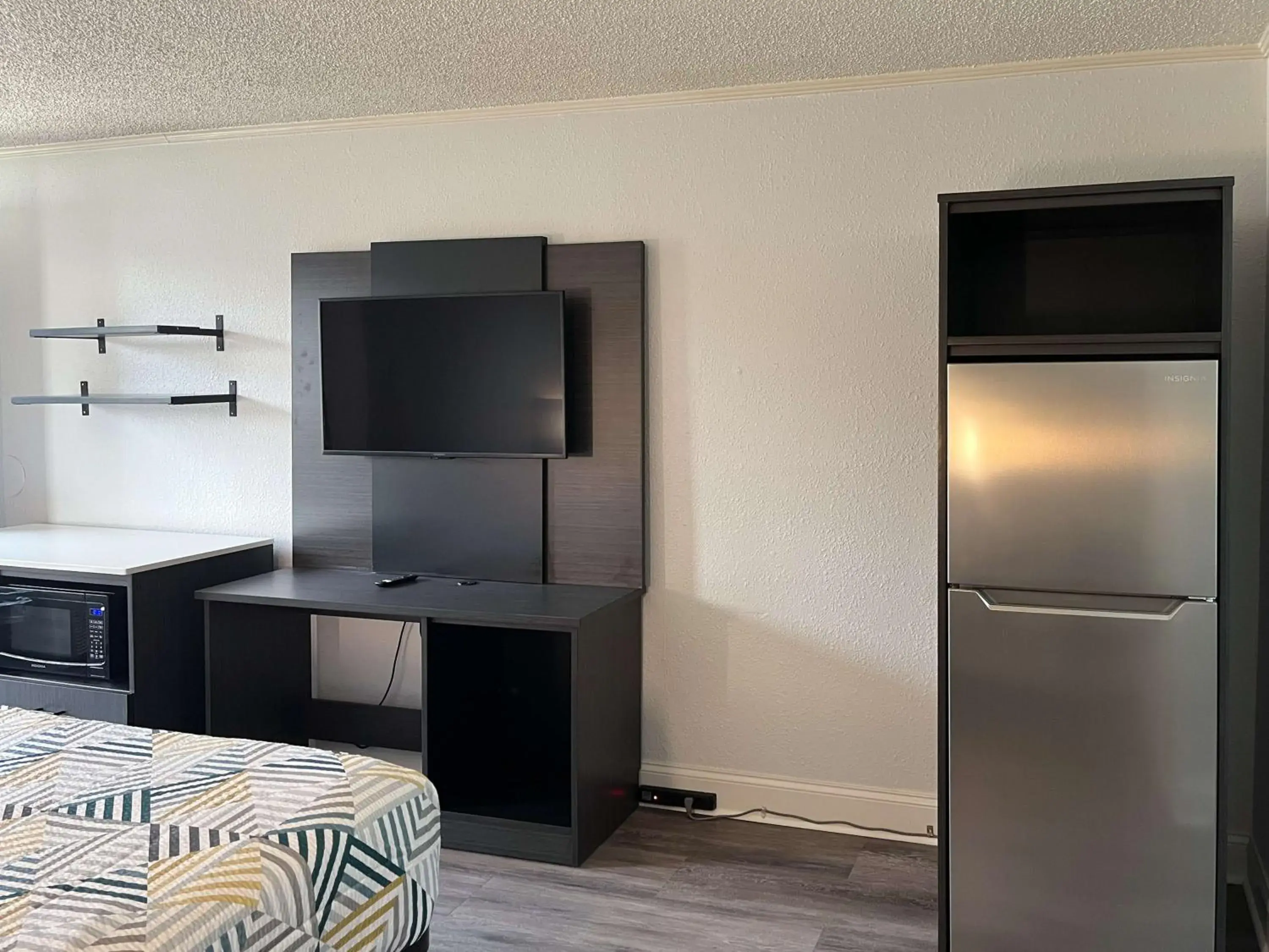 Photo of the whole room, Bed in Studio 6 Suites Perry, GA Photo of the whole room, Bed in Studio 6 Suites Perry, GA