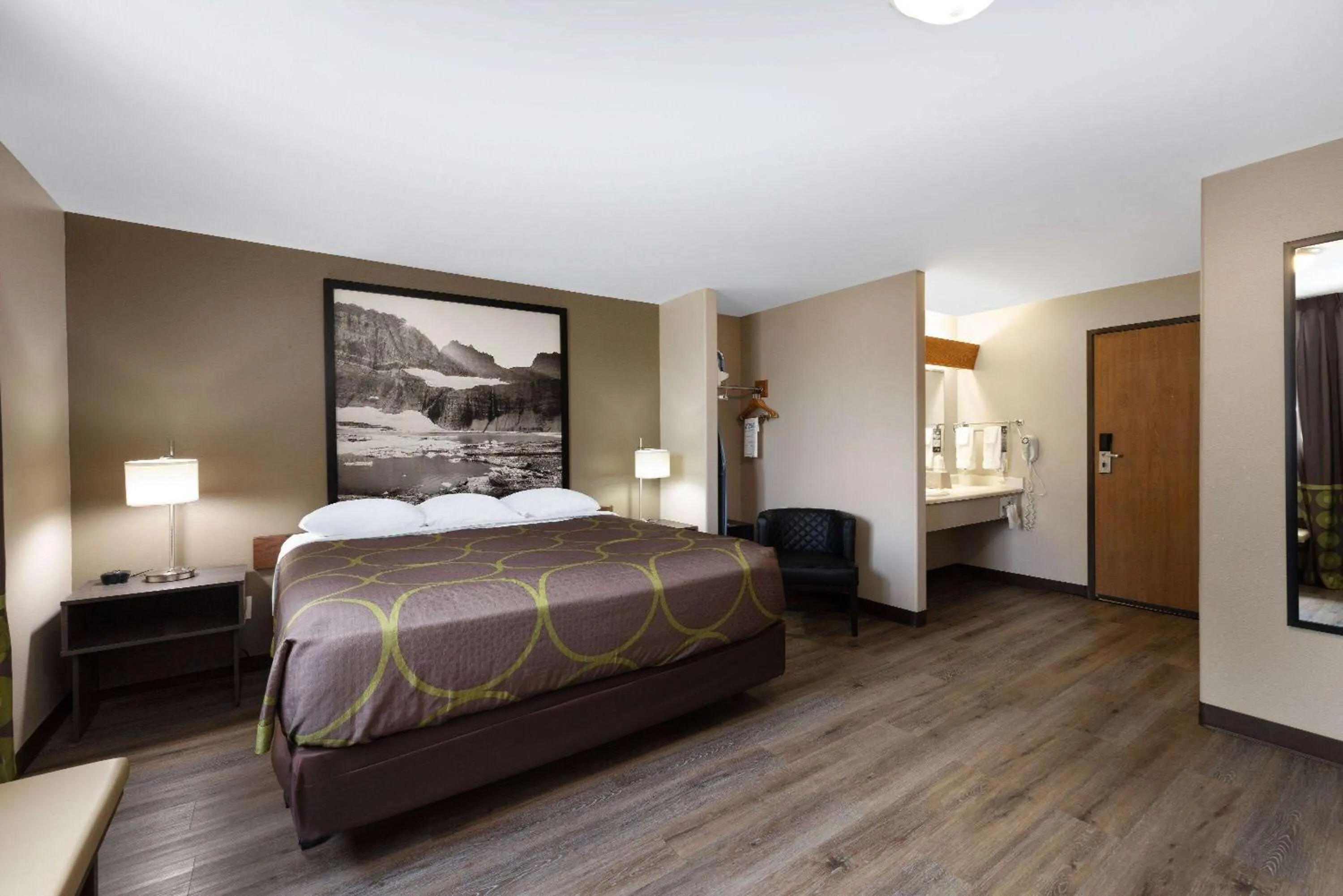 Photo of the whole room, Bed in Super 8 by Wyndham Belgrade/Bozeman Airport