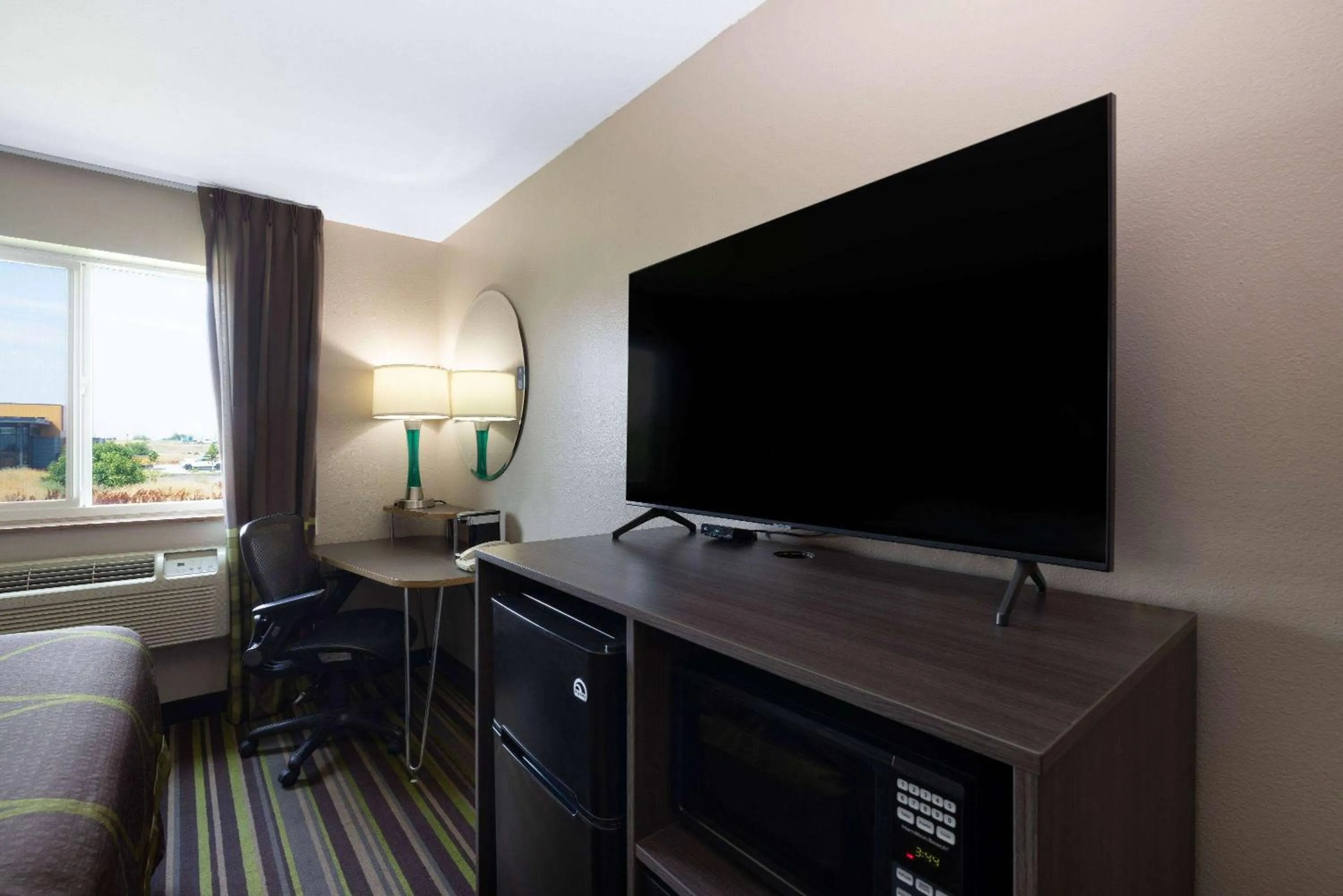 Photo of the whole room in Super 8 by Wyndham Belgrade/Bozeman Airport