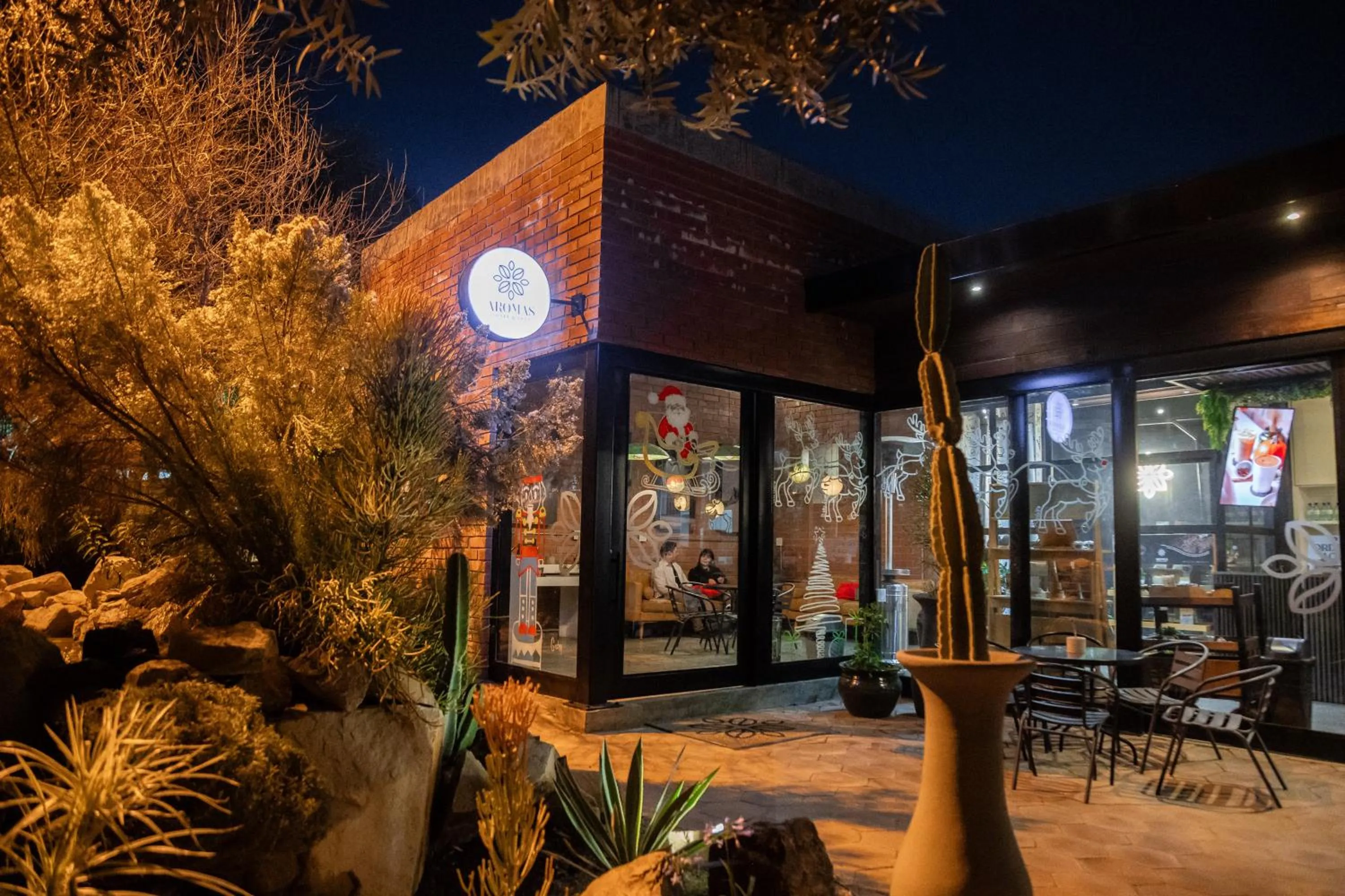 Restaurant/places to eat in Maglen Resort