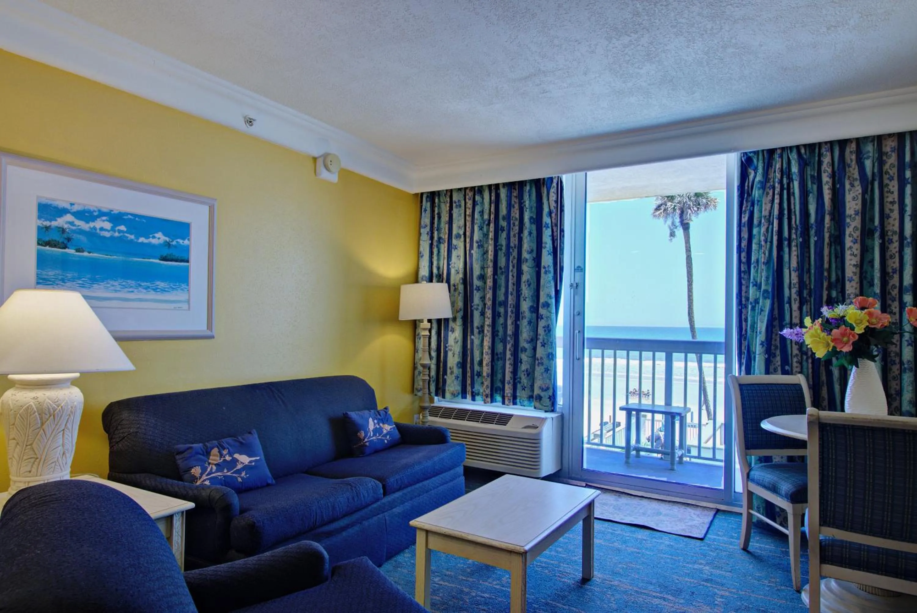 Living room in Direct oceanfront, fantastic ocean view, separate bedroom ! - Pools open !
