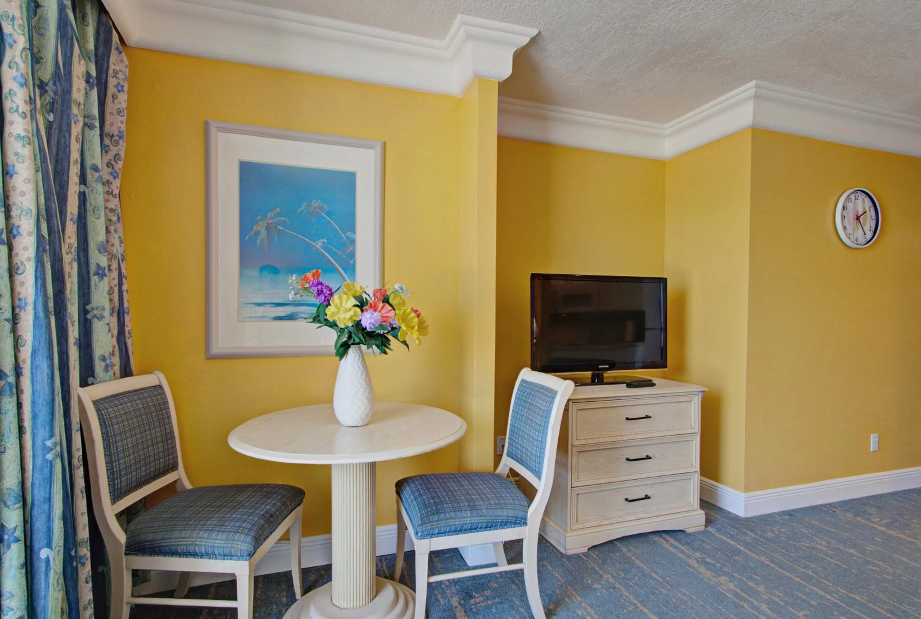 Dining area in Direct oceanfront, fantastic ocean view, separate bedroom ! - Pools open !