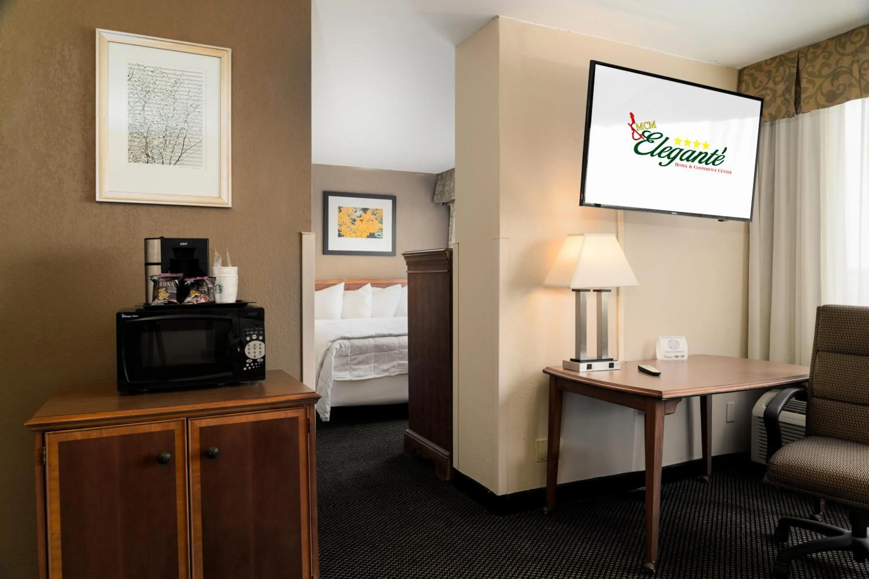 Photo of the whole room, Bed in MCM Eleganté Hotel & Conference Center