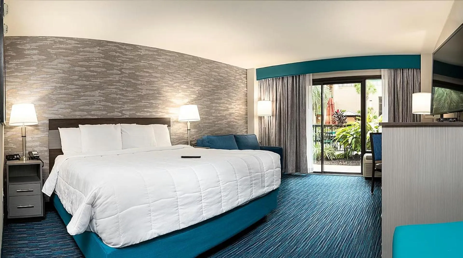 Bed in MCM Eleganté Hotel & Conference Center