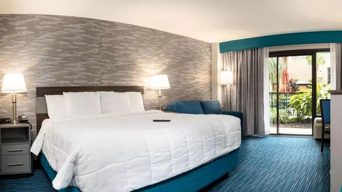 Bed in MCM Eleganté Hotel & Conference Center