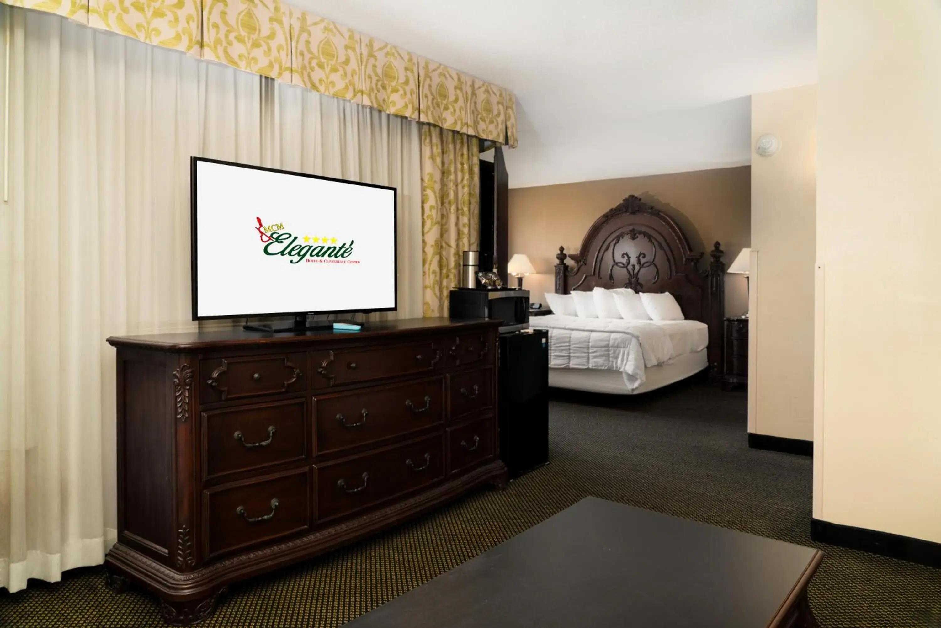 Photo of the whole room, Bed in MCM Eleganté Hotel & Conference Center Photo of the whole room, Bed in MCM Eleganté Hotel & Conference Center