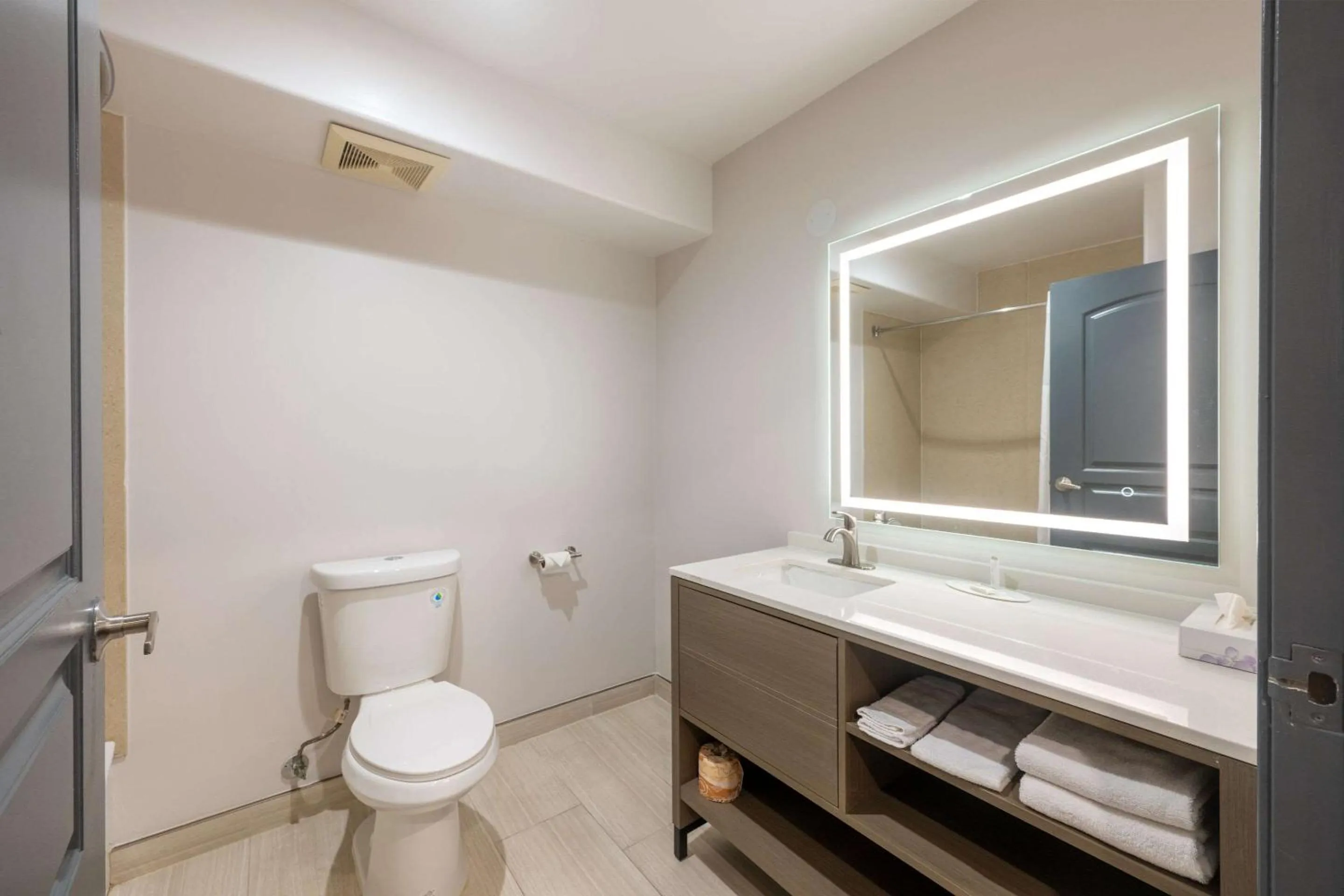 Bedroom in Torrance Inn LAX Airport Area