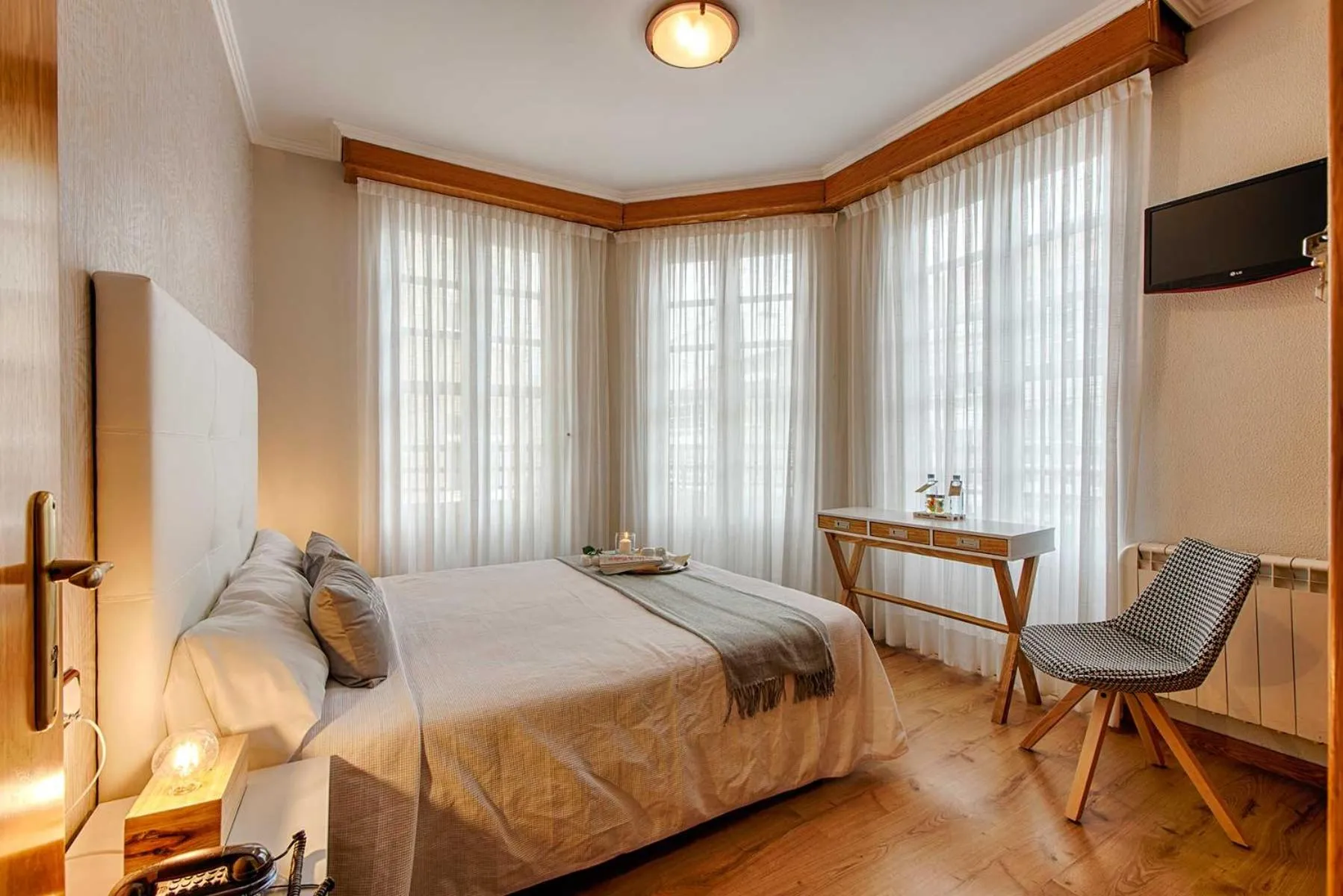 Queen Room with Balcony in Hostal Zahara