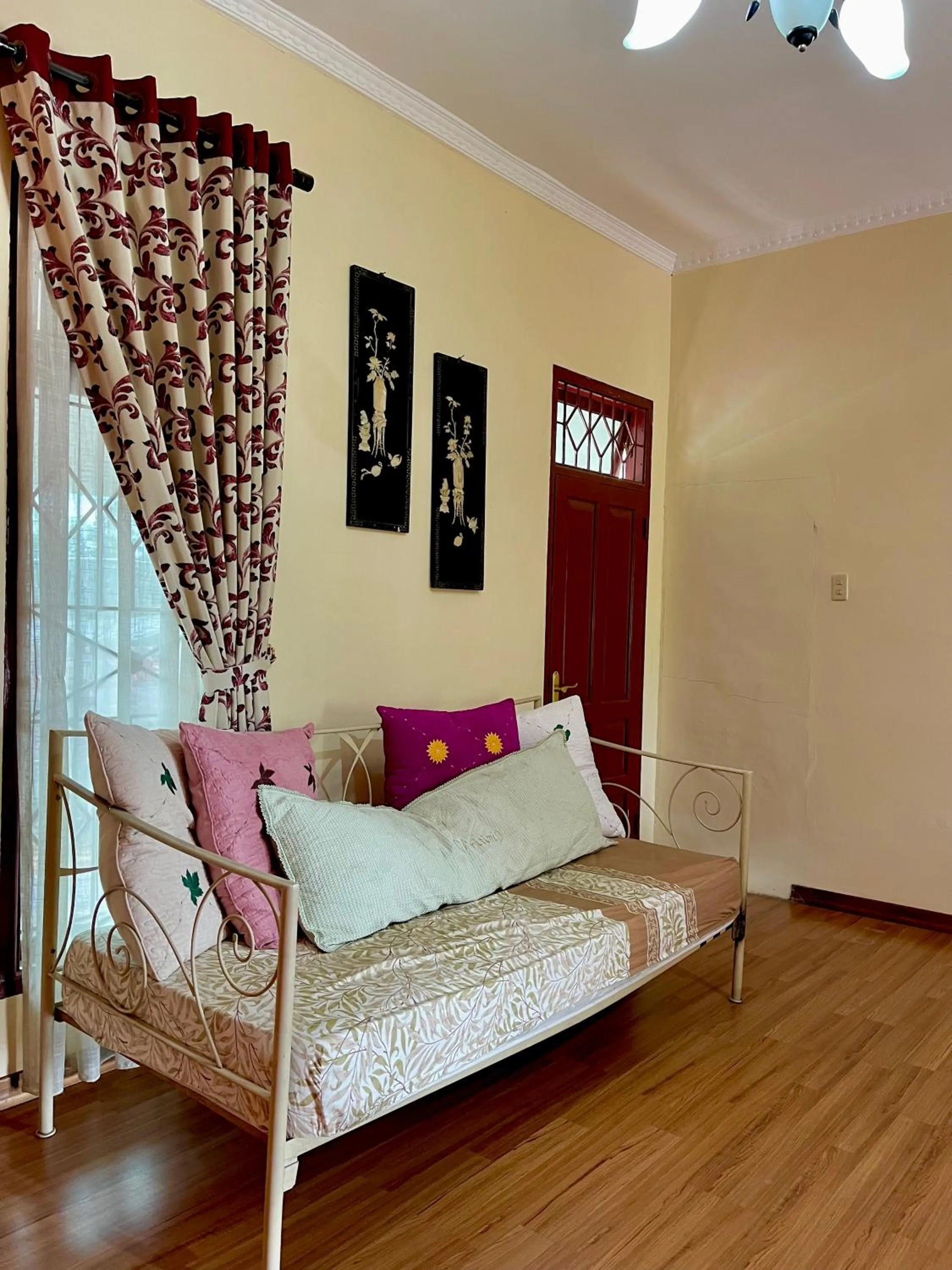 Seating area, Bed in Sapo Karo Rest House