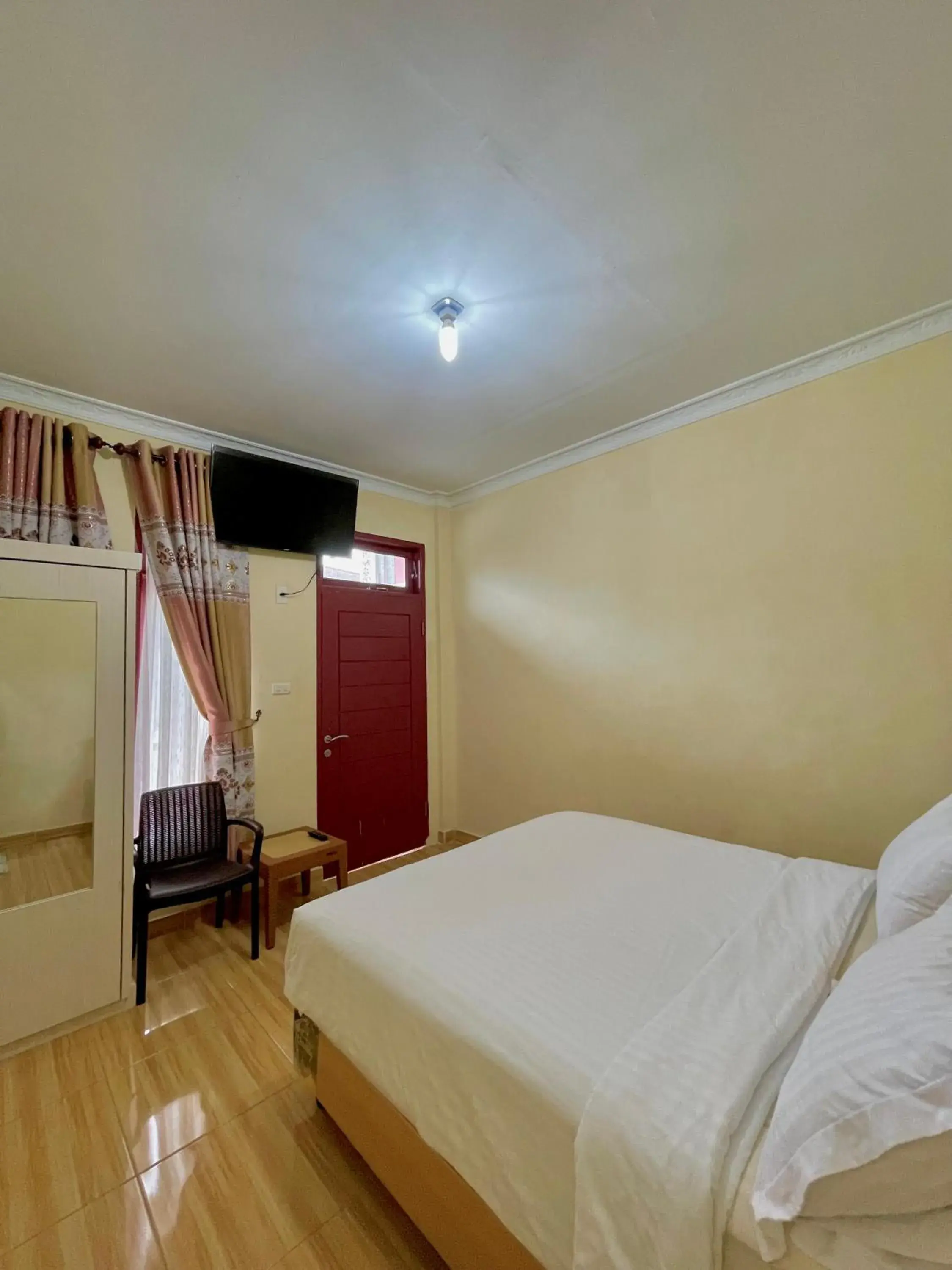 Double Room with Private Bathroom in Sapo Karo Rest House Double Room with Private Bathroom in Sapo Karo Rest House