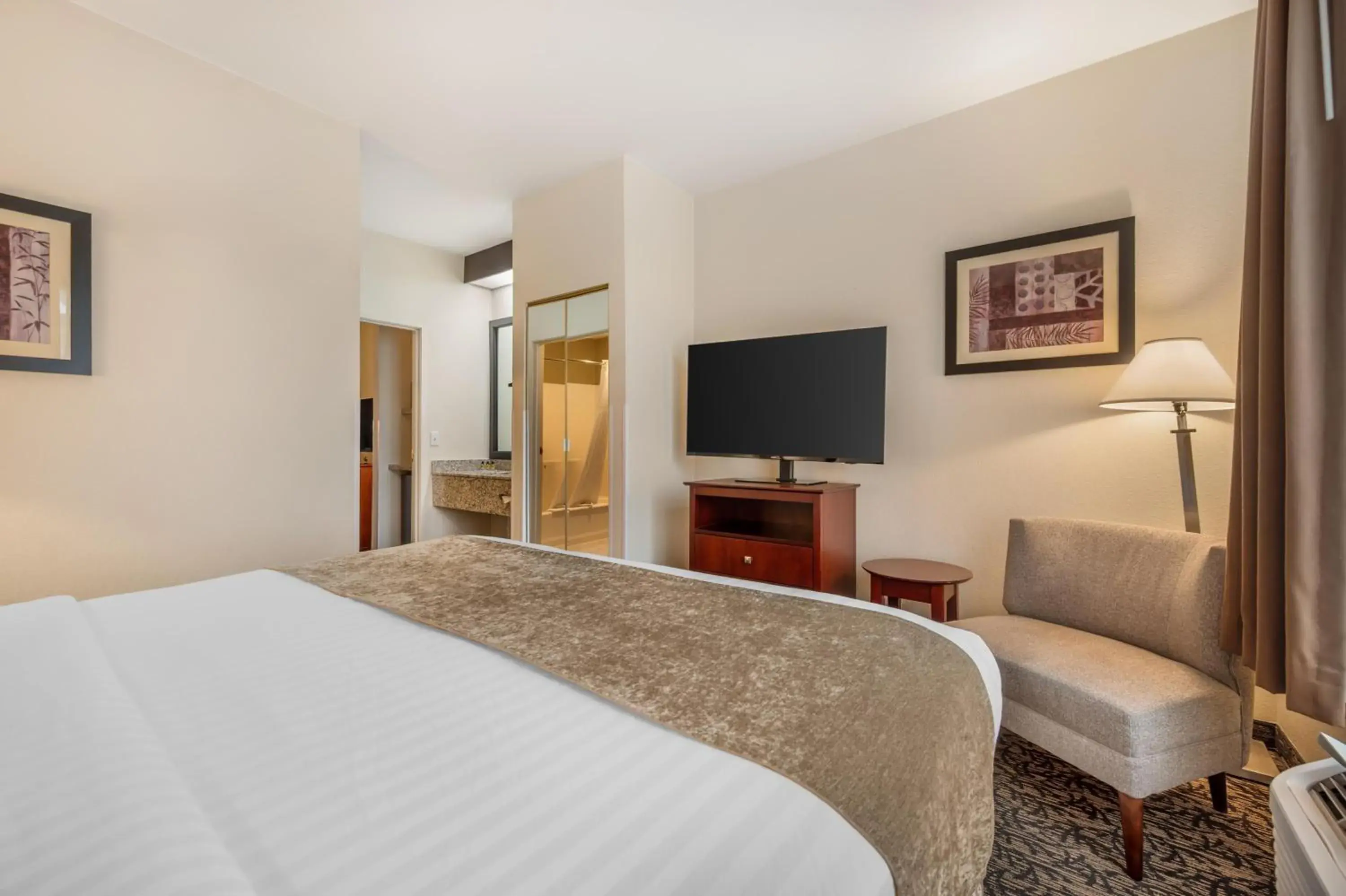 Photo of the whole room, Bed in Best Western Plus Boulder Louisville Photo of the whole room, Bed in Best Western Plus Boulder Louisville