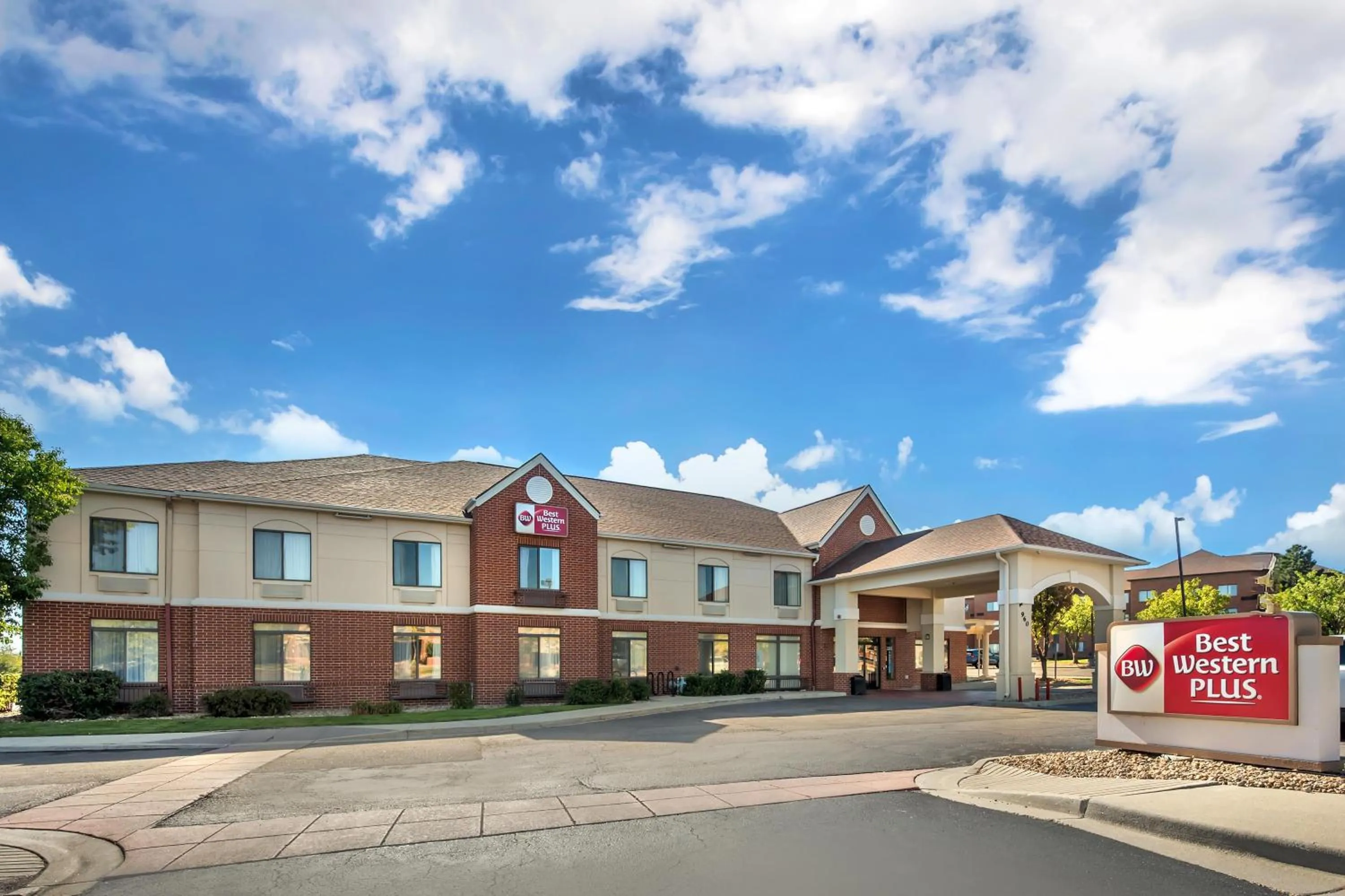 Property building in Best Western Plus Boulder Louisville