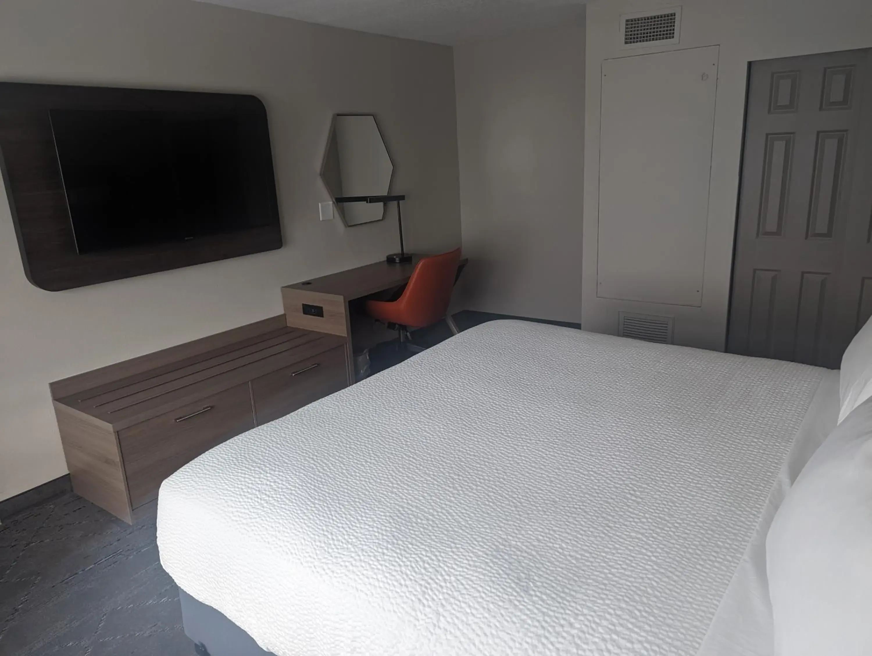 Standard King Room with Communications Accessible Roll-In Shower in Holiday Inn Express & Suites Salt Lake City N - Bountiful by IHG Standard King Room with Communications Accessible Roll-In Shower in Holiday Inn Express & Suites Salt Lake City N - Bountiful by IHG