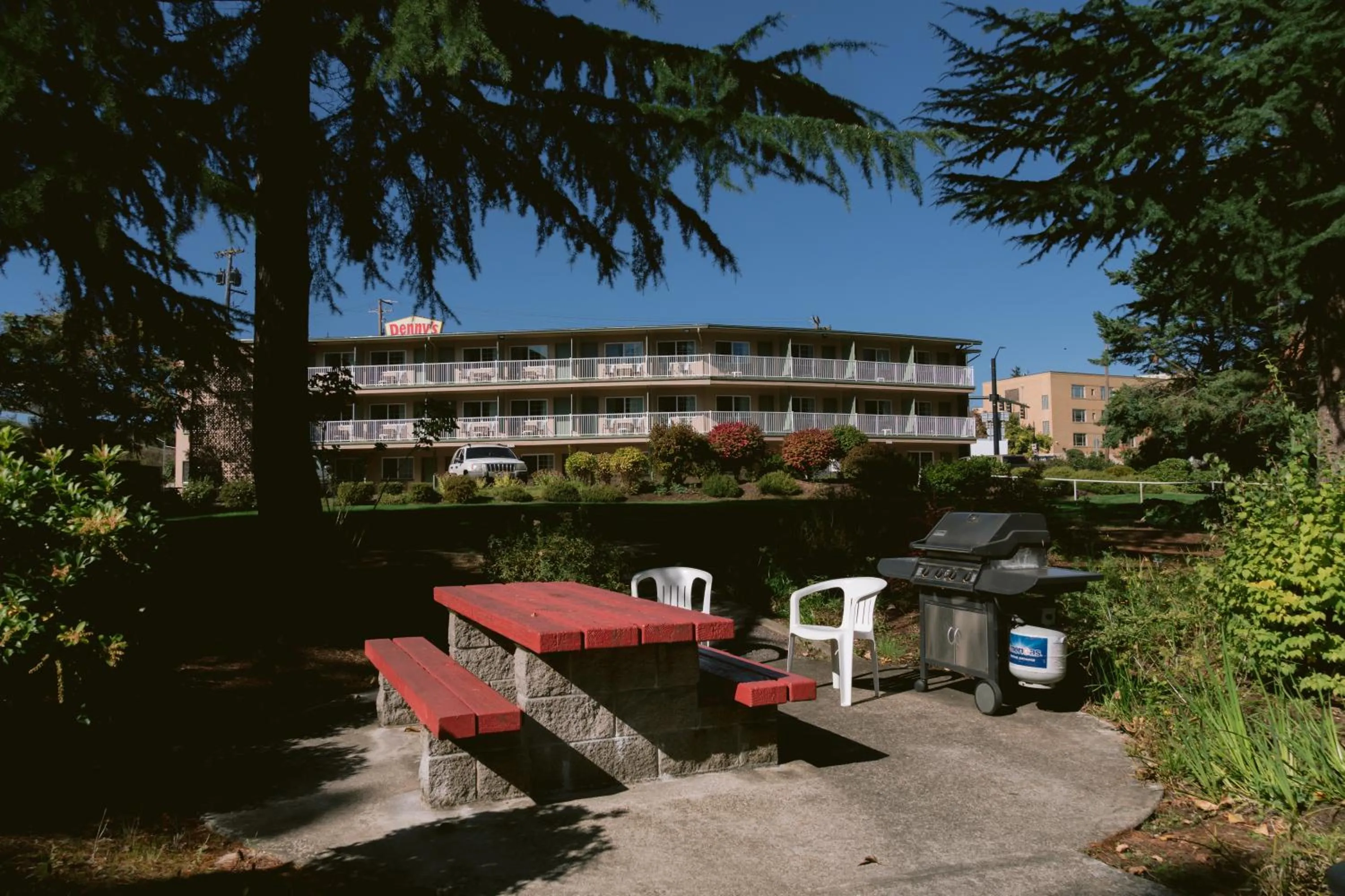 Property building in Riverfront Inn Roseburg