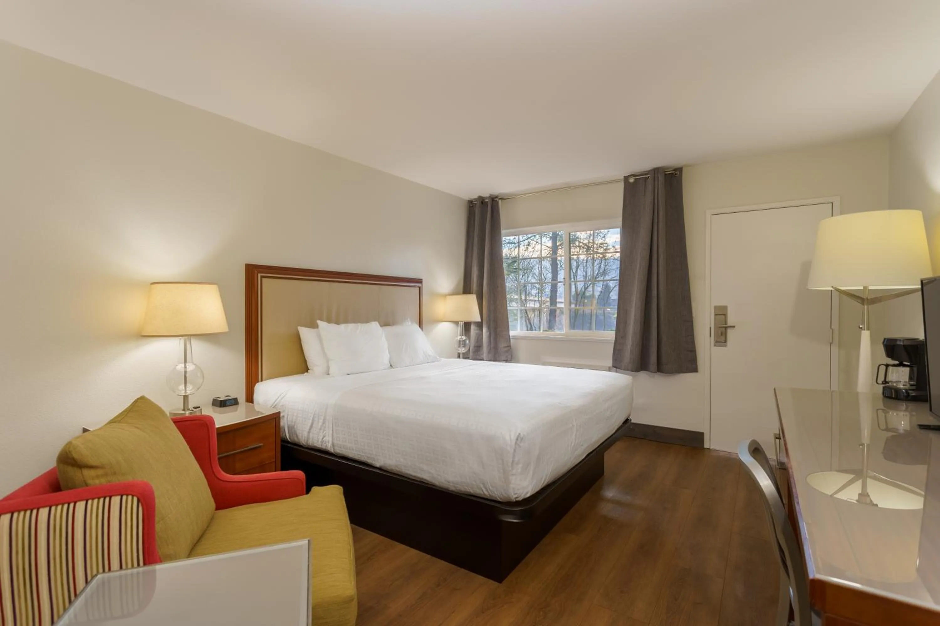 Bedroom, Bed in Riverfront Inn Roseburg