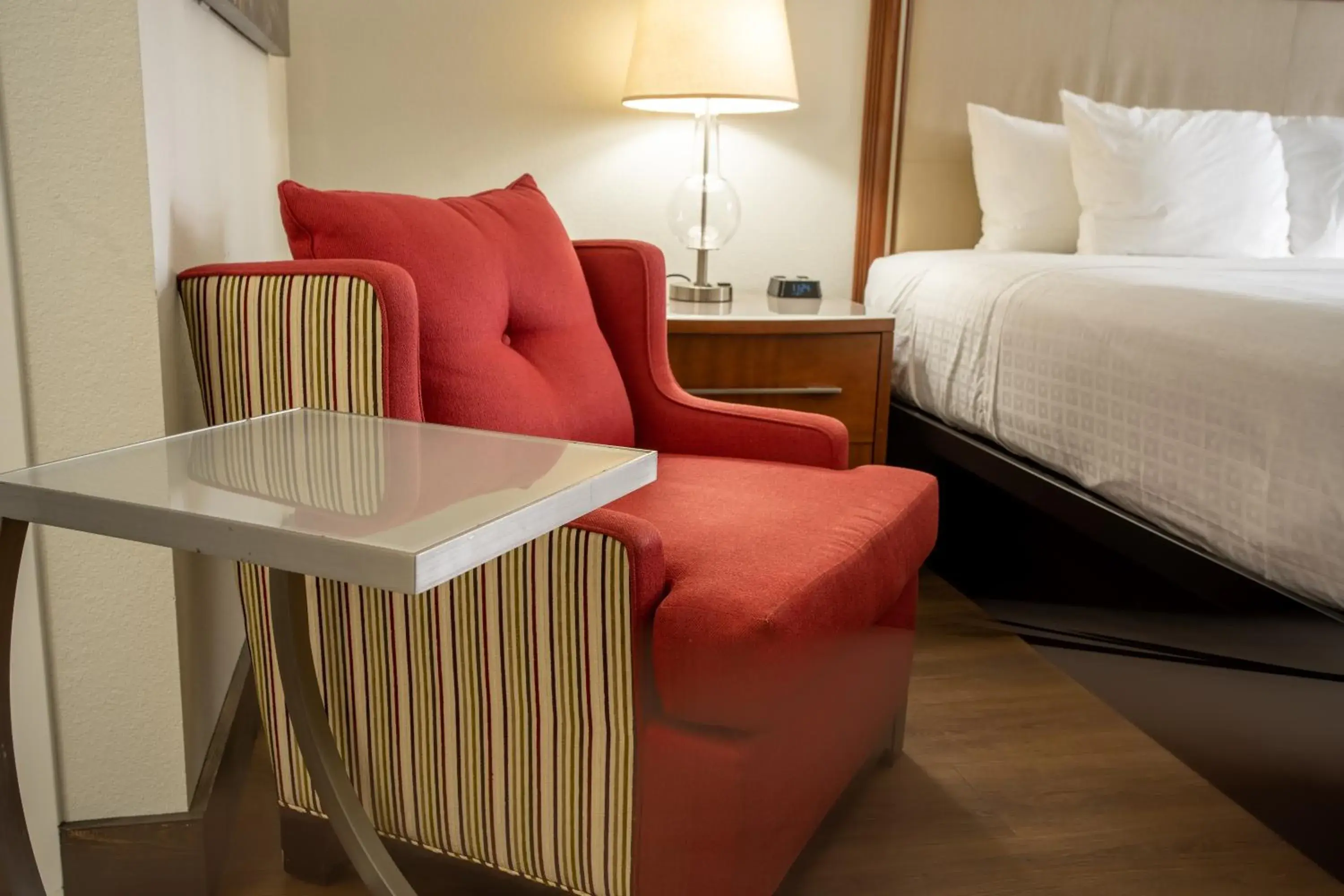 Seating area, Bed in Riverfront Inn Roseburg Seating area, Bed in Riverfront Inn Roseburg