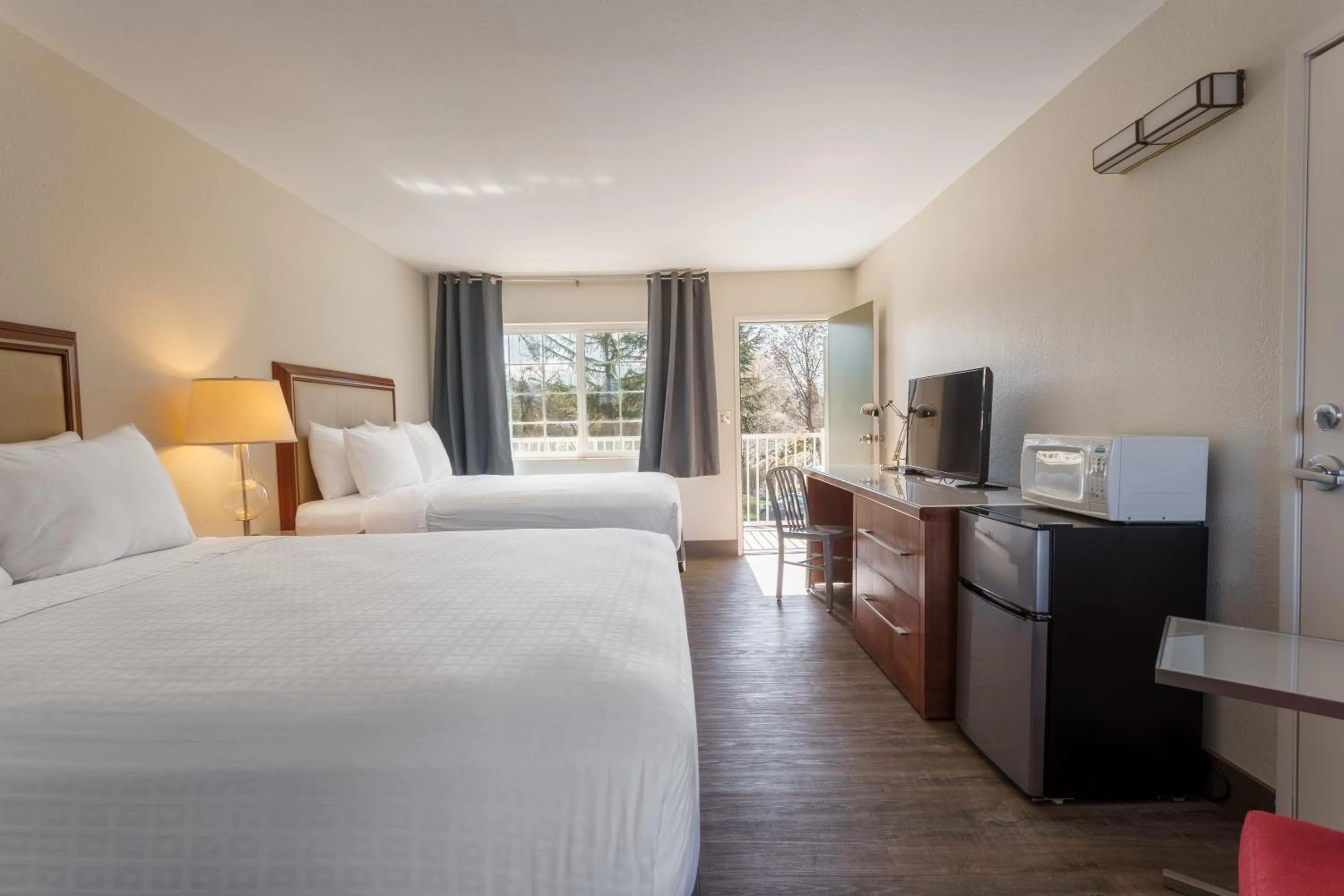 Balcony/Terrace, Bed in Riverfront Inn Roseburg