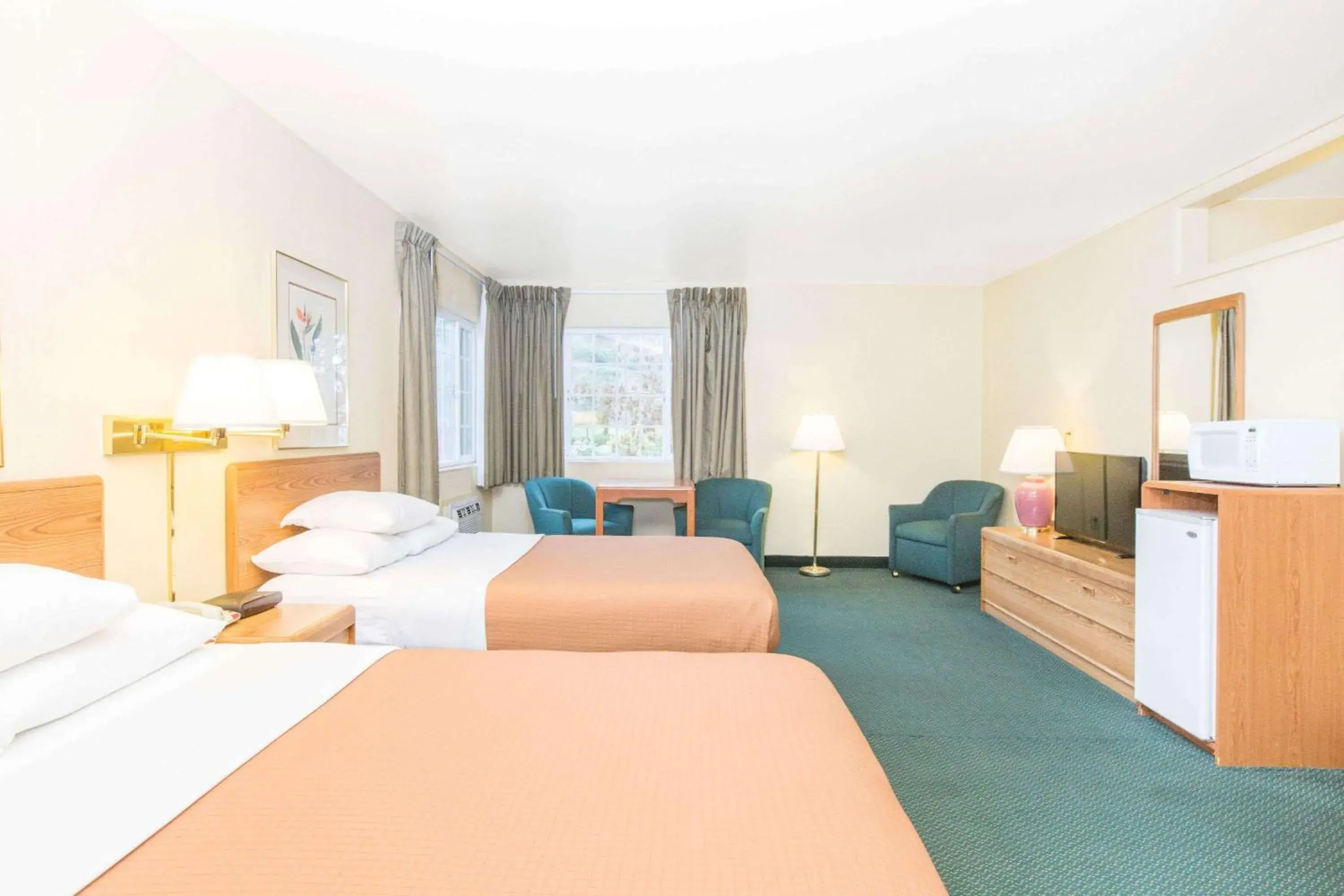 Photo of the whole room, Bed in Riverfront Inn Roseburg Photo of the whole room, Bed in Riverfront Inn Roseburg