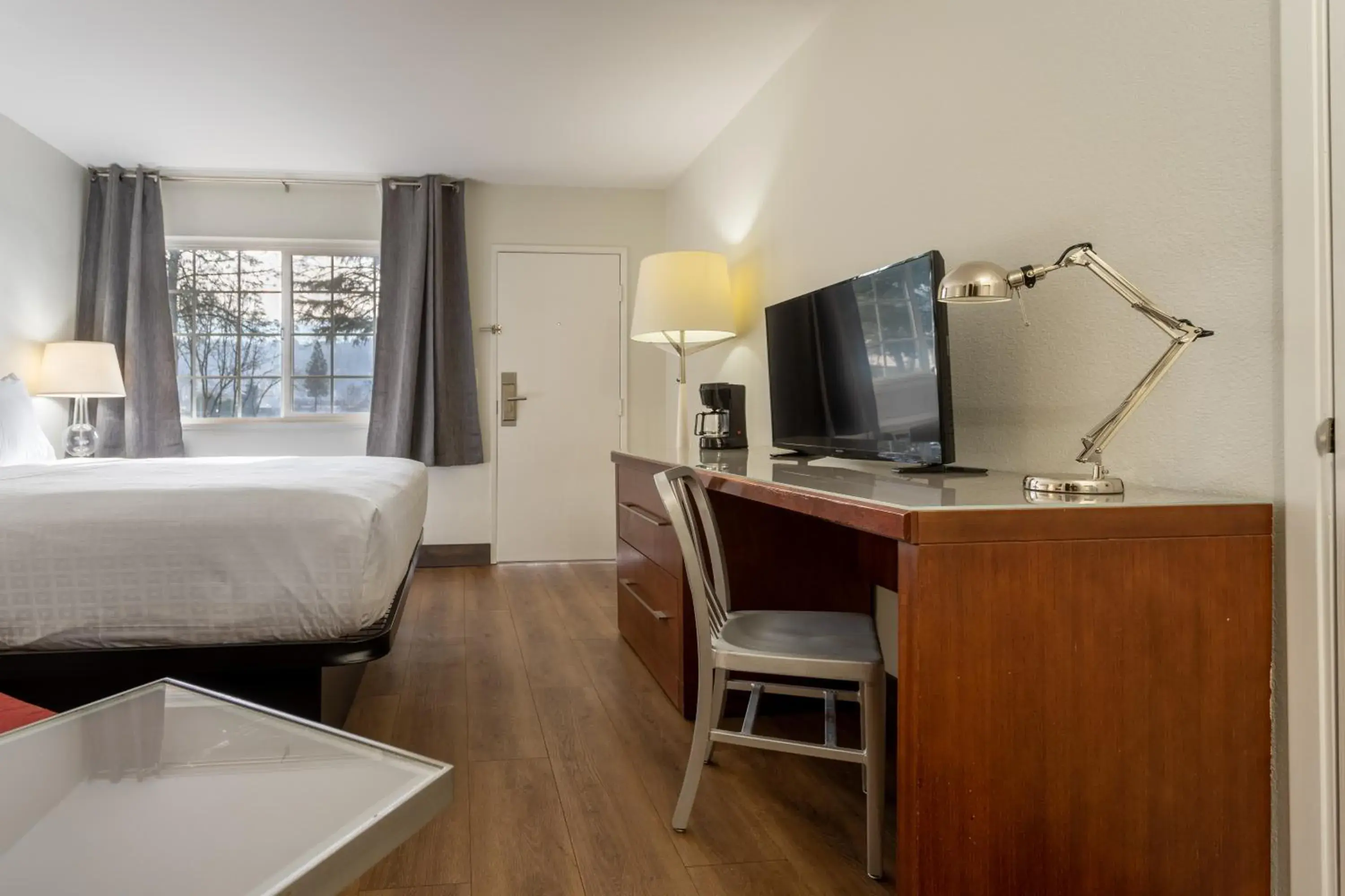 TV and multimedia, Bed in Riverfront Inn Roseburg TV and multimedia, Bed in Riverfront Inn Roseburg