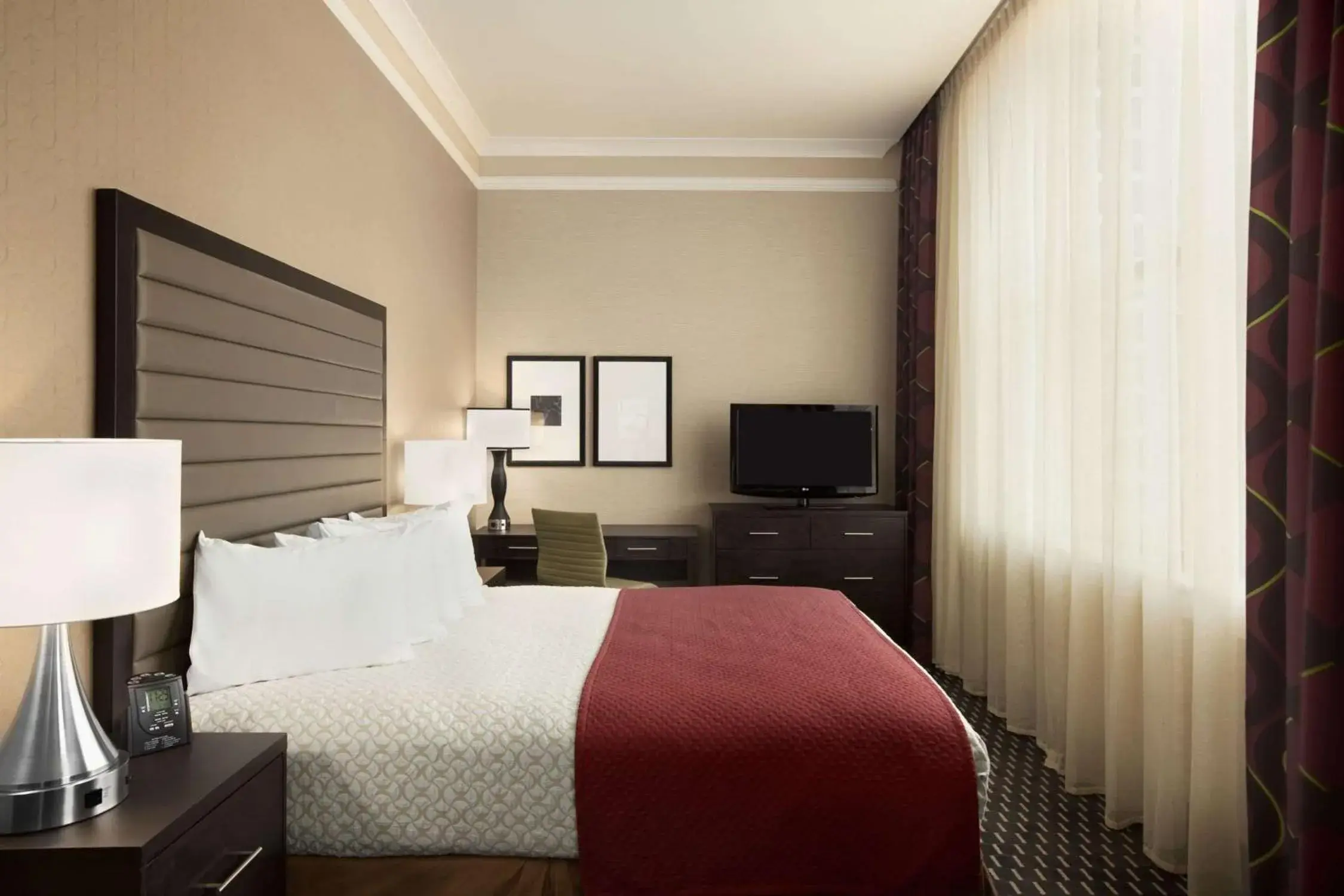 Bed in Embassy Suites Saint Louis - Downtown Bed in Embassy Suites Saint Louis - Downtown