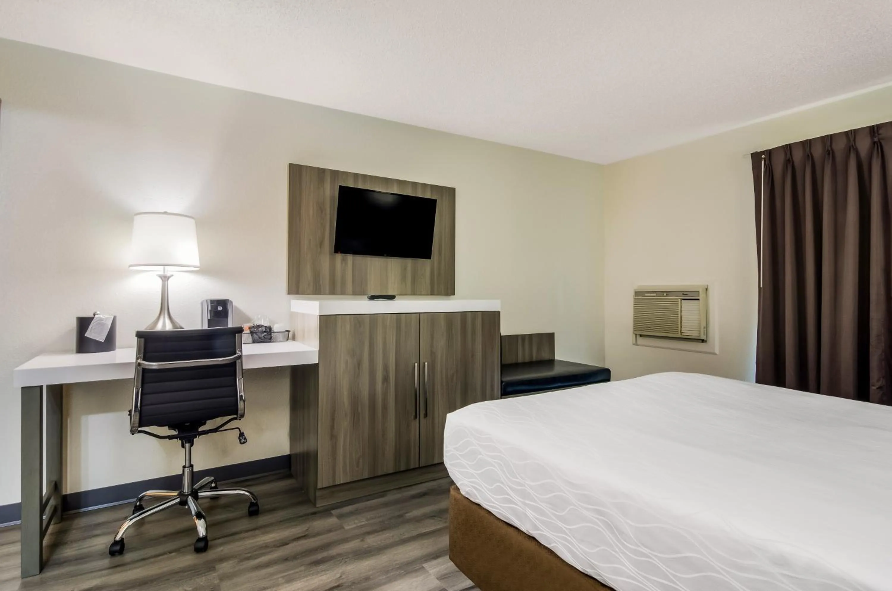 Bed in Rodeway Inn Enumclaw Mount Rainier-Crystal Mountain Area