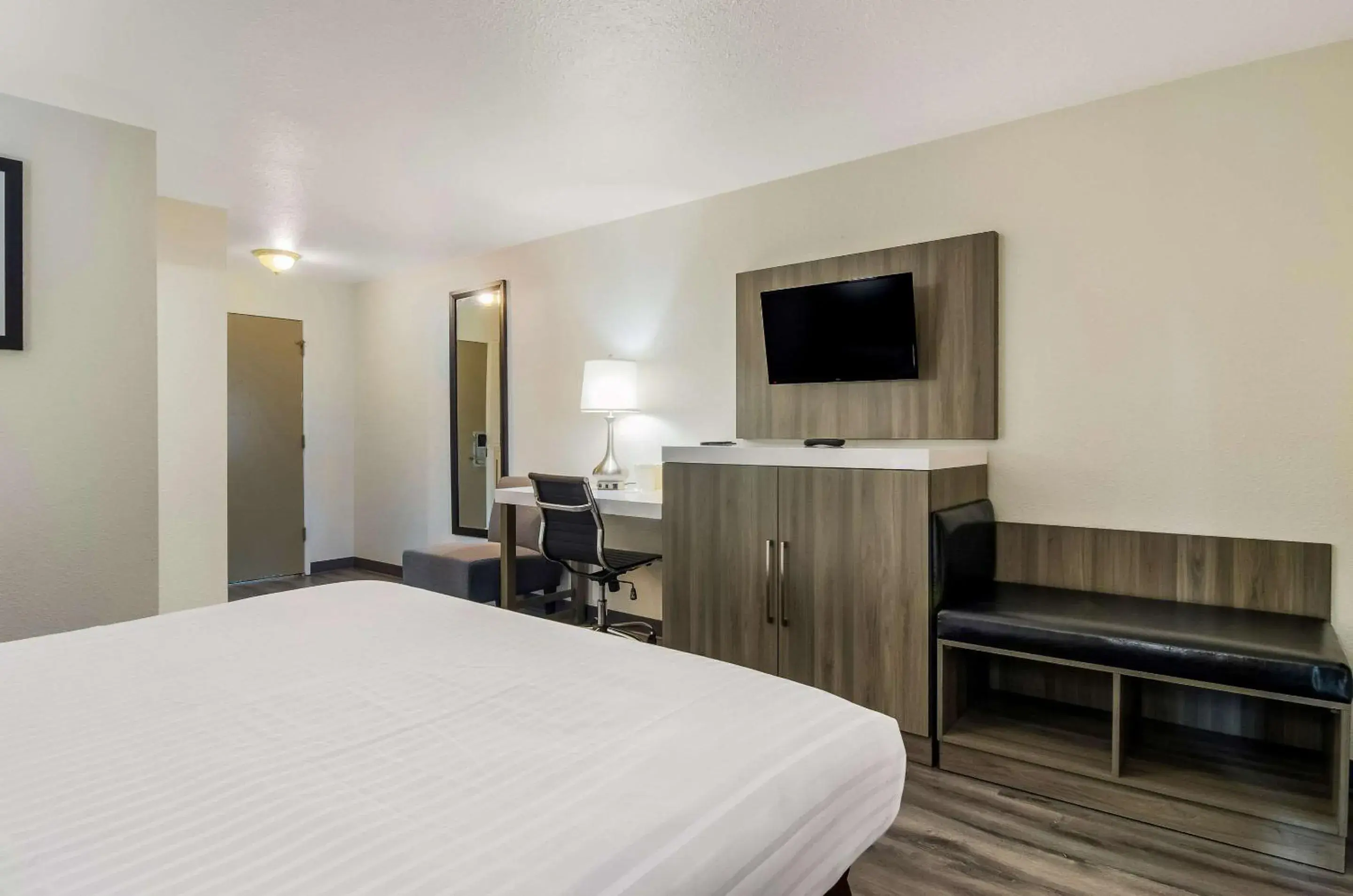 Bedroom, Bed in Rodeway Inn Enumclaw Mount Rainier-Crystal Mountain Area Bedroom, Bed in Rodeway Inn Enumclaw Mount Rainier-Crystal Mountain Area