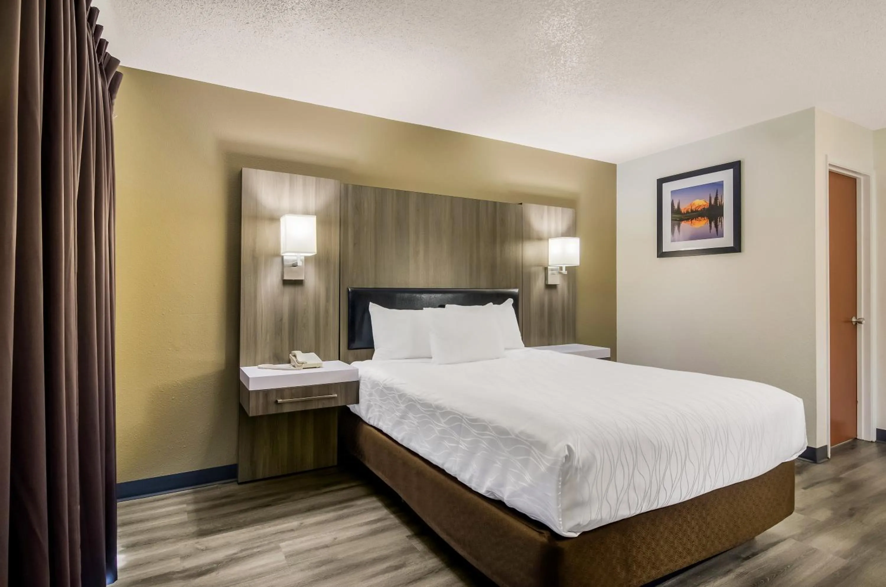 Bed in Rodeway Inn Enumclaw Mount Rainier-Crystal Mountain Area