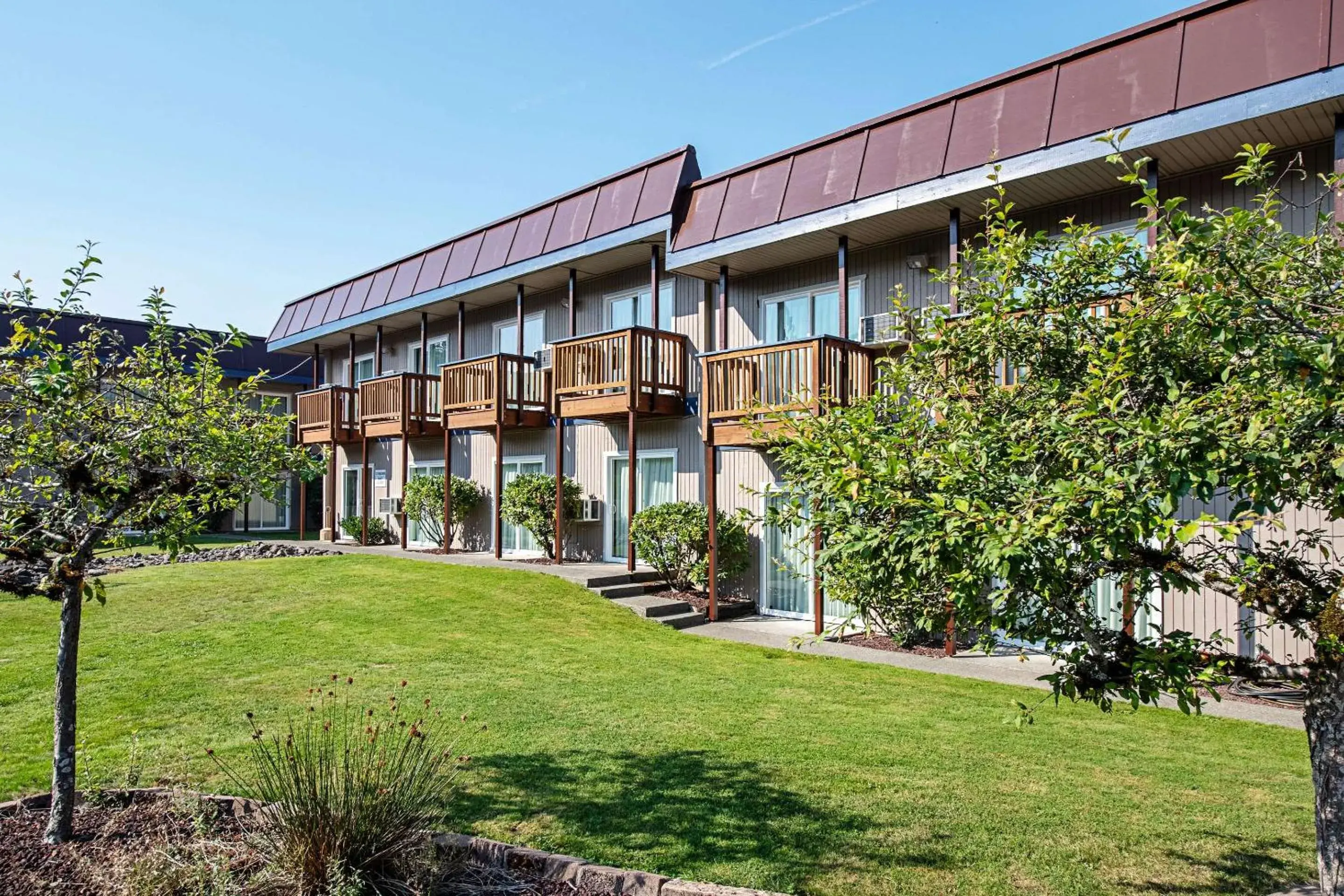Property building in Rodeway Inn Enumclaw Mount Rainier-Crystal Mountain Area Property building in Rodeway Inn Enumclaw Mount Rainier-Crystal Mountain Area